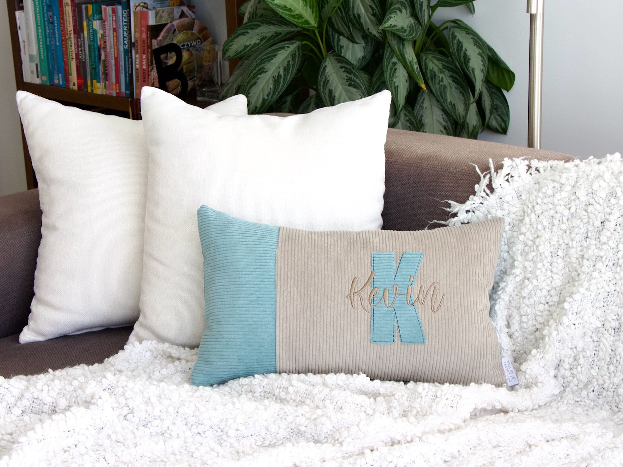 Dekokissen aus Cord in Beige und Dunkelmint personalisiert mit Buchstabe und Name im Wohnzimmer