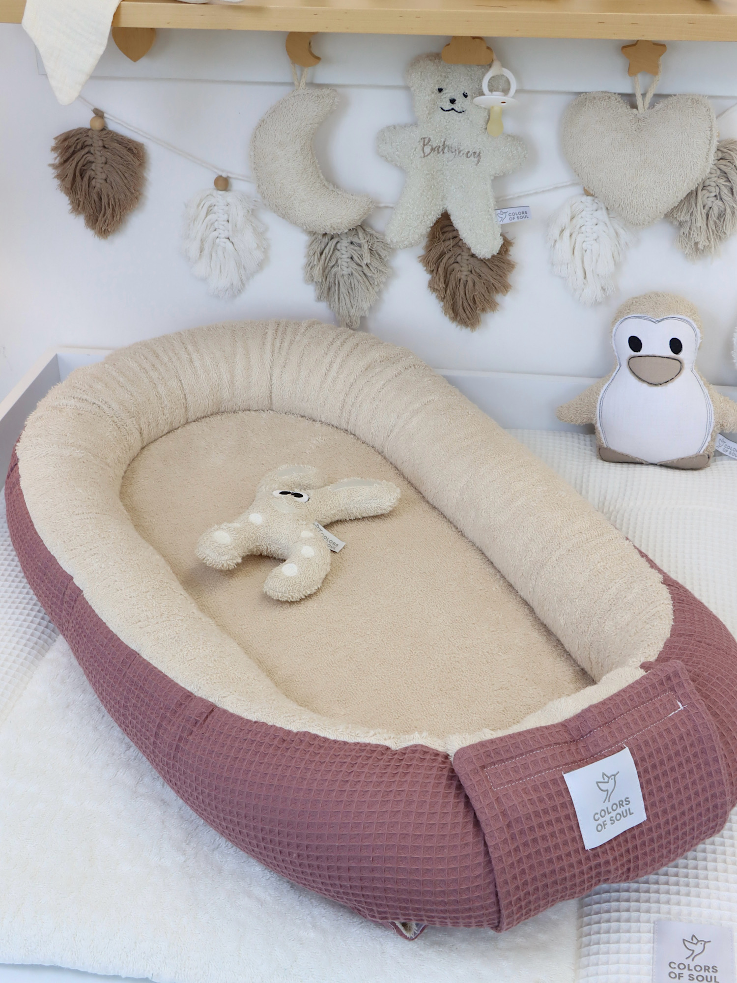 Babynest in warmen Naturtönen – Alte Malve & Sandfarben