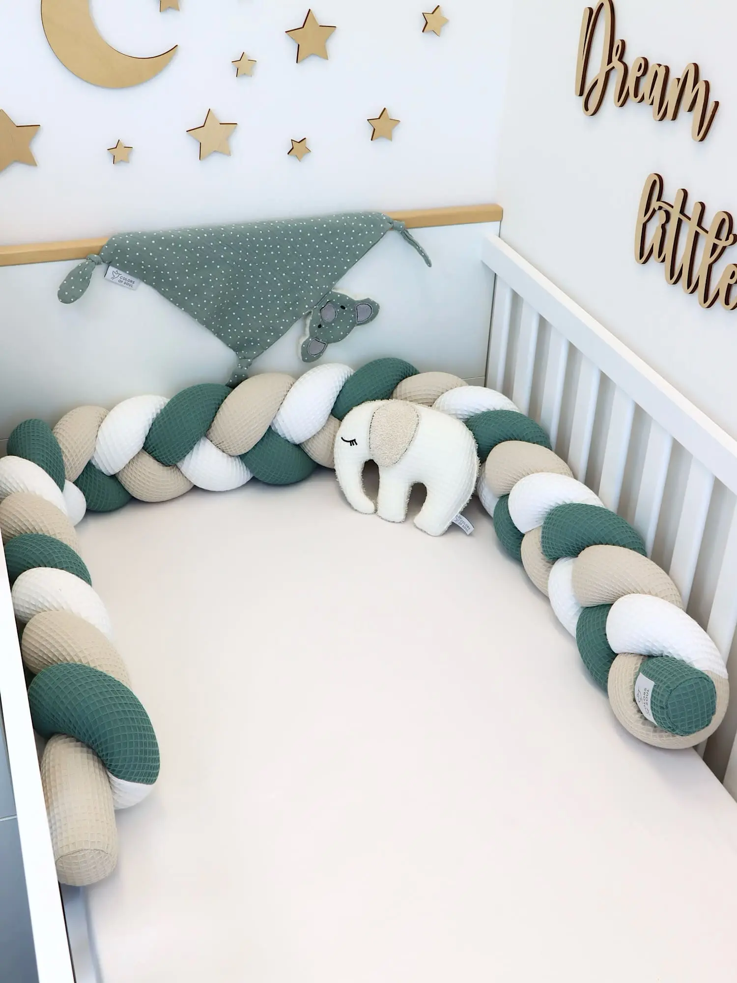 Bettschlange aus Waffelpique in Altgrün Natur und Weiß für genderneutrales Babyzimmer