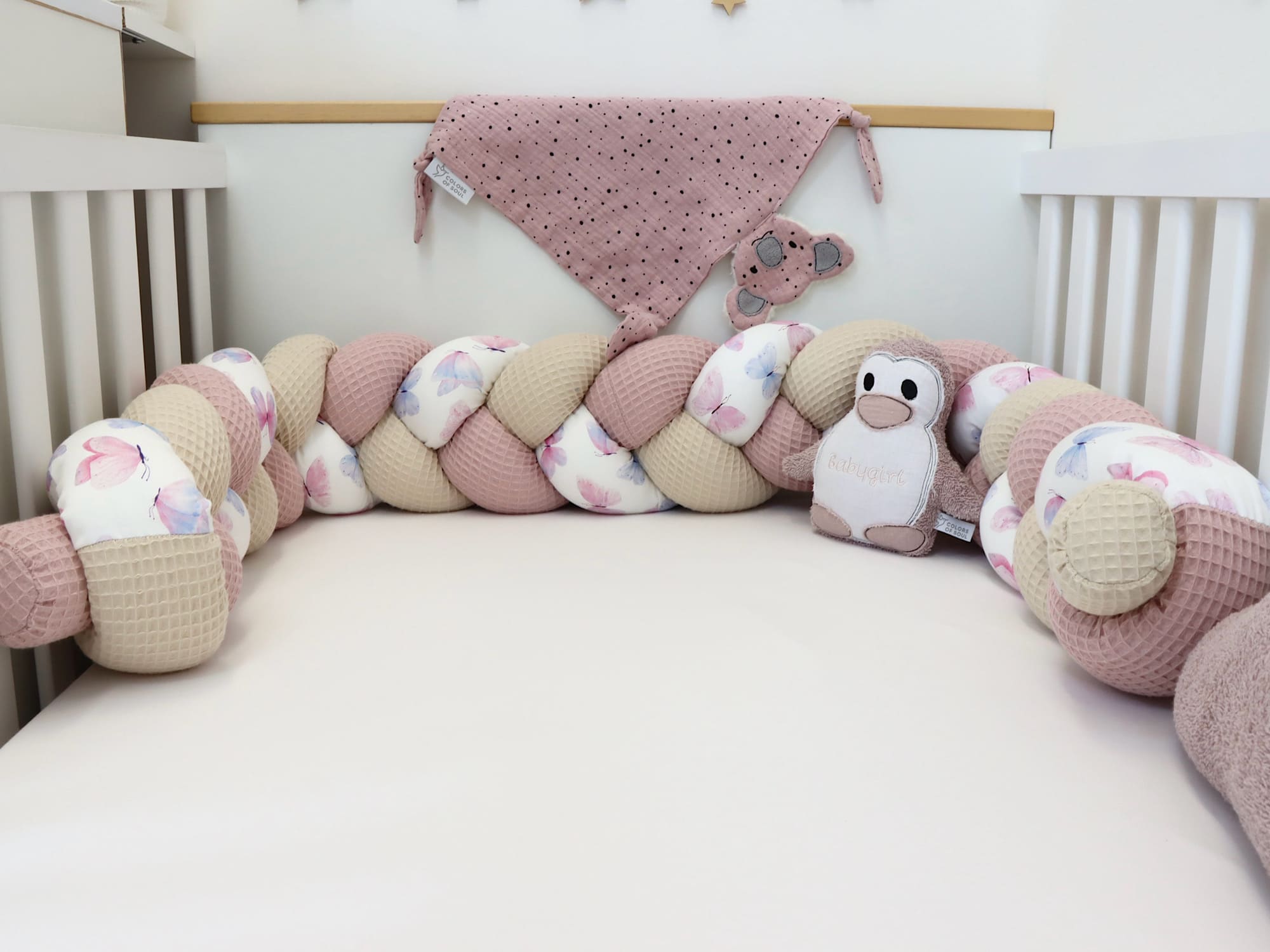 Babybett mit geflochtener Bettschlange in Altrosa, Light Sand und Baumwollsatin mit Schmetterlingen in Aquarell-Optik