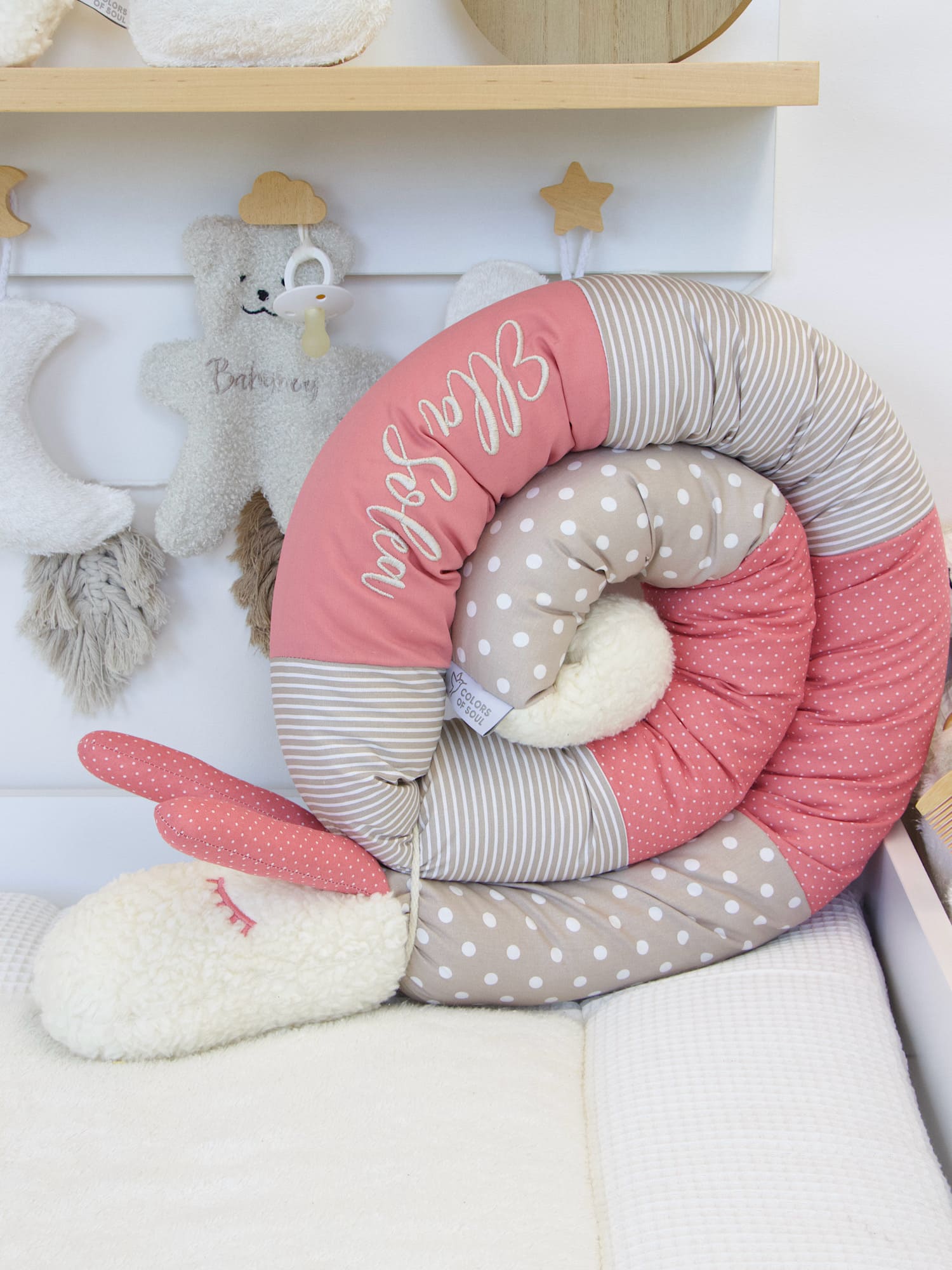 Personalisierte Bettschnecke Blush Sand mit Namen – handgefertigte Bettumrandung Baby