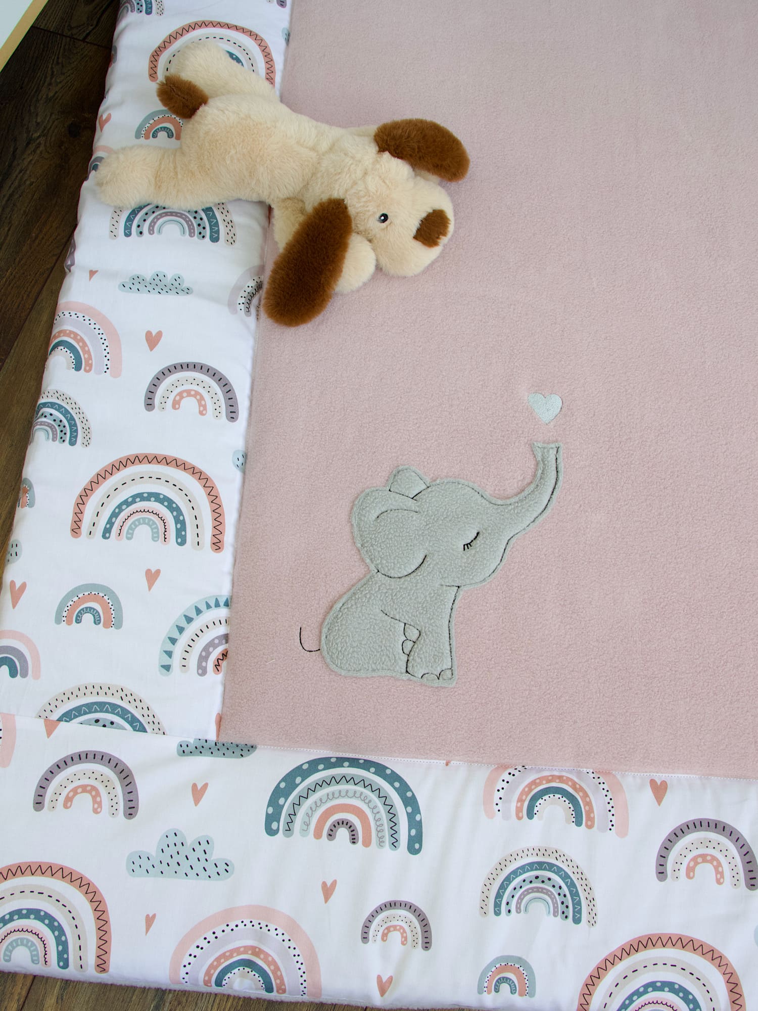 Personalisierte Krabbeldecke - pastell Regenbogen und Herzen / Baumwollfleece altrosa