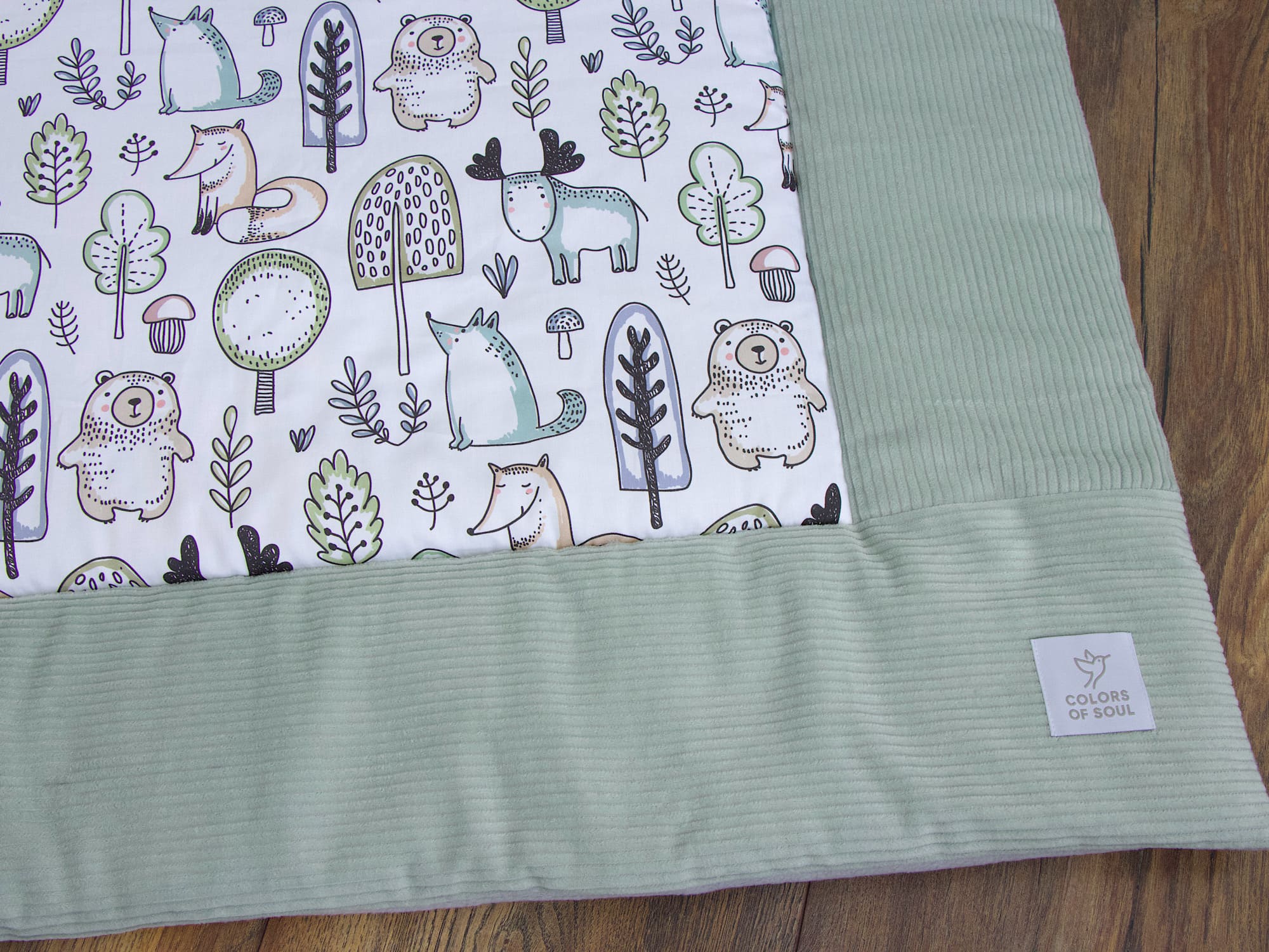 Handgemachte Krabbeldecke aus Baumwollsatin Waldfreunde mit Cord in Mint