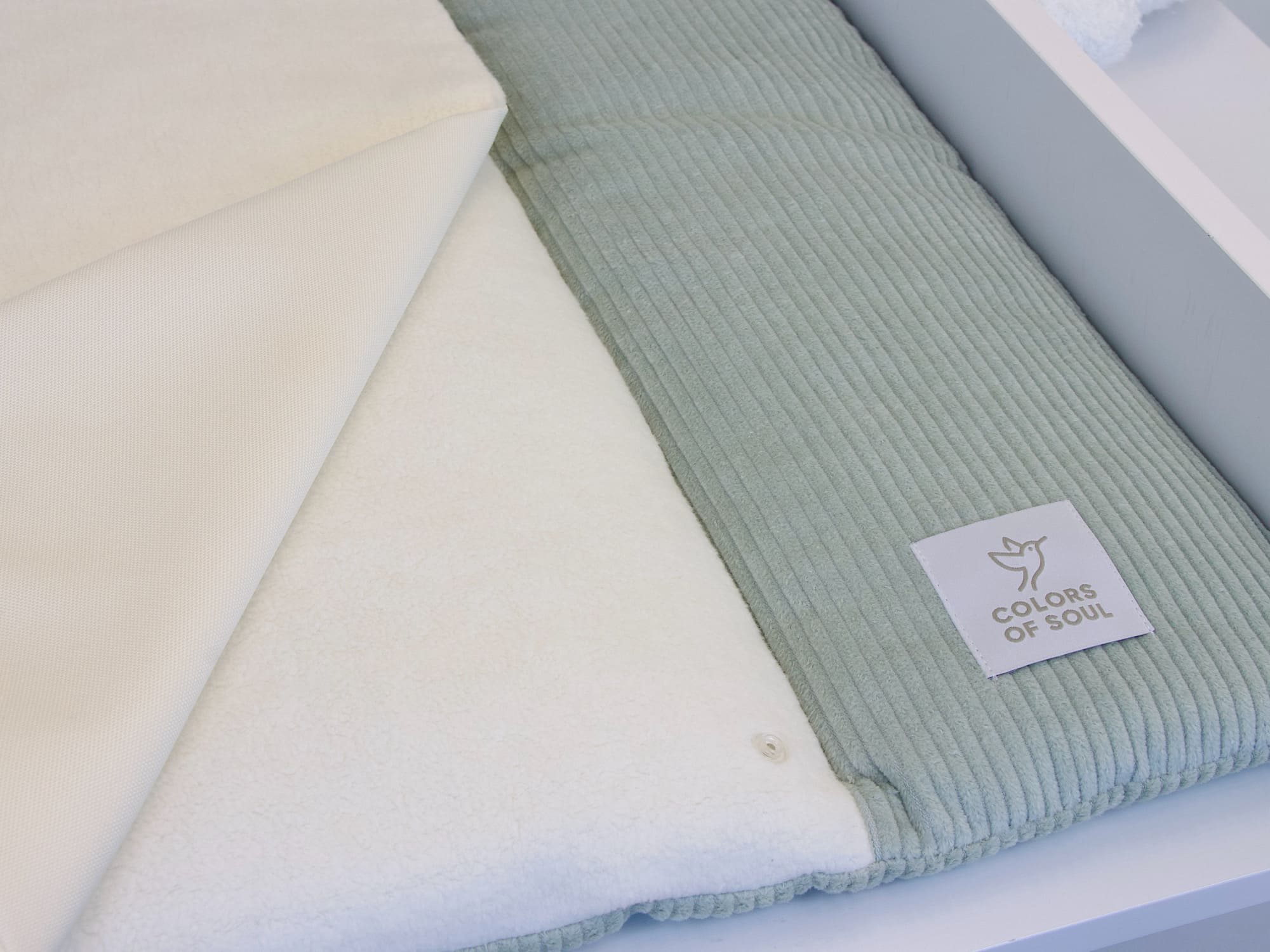 Baby Wickelauflage aus Cord und Baumwollfleece in Mint und Creme für das Babyzimmer