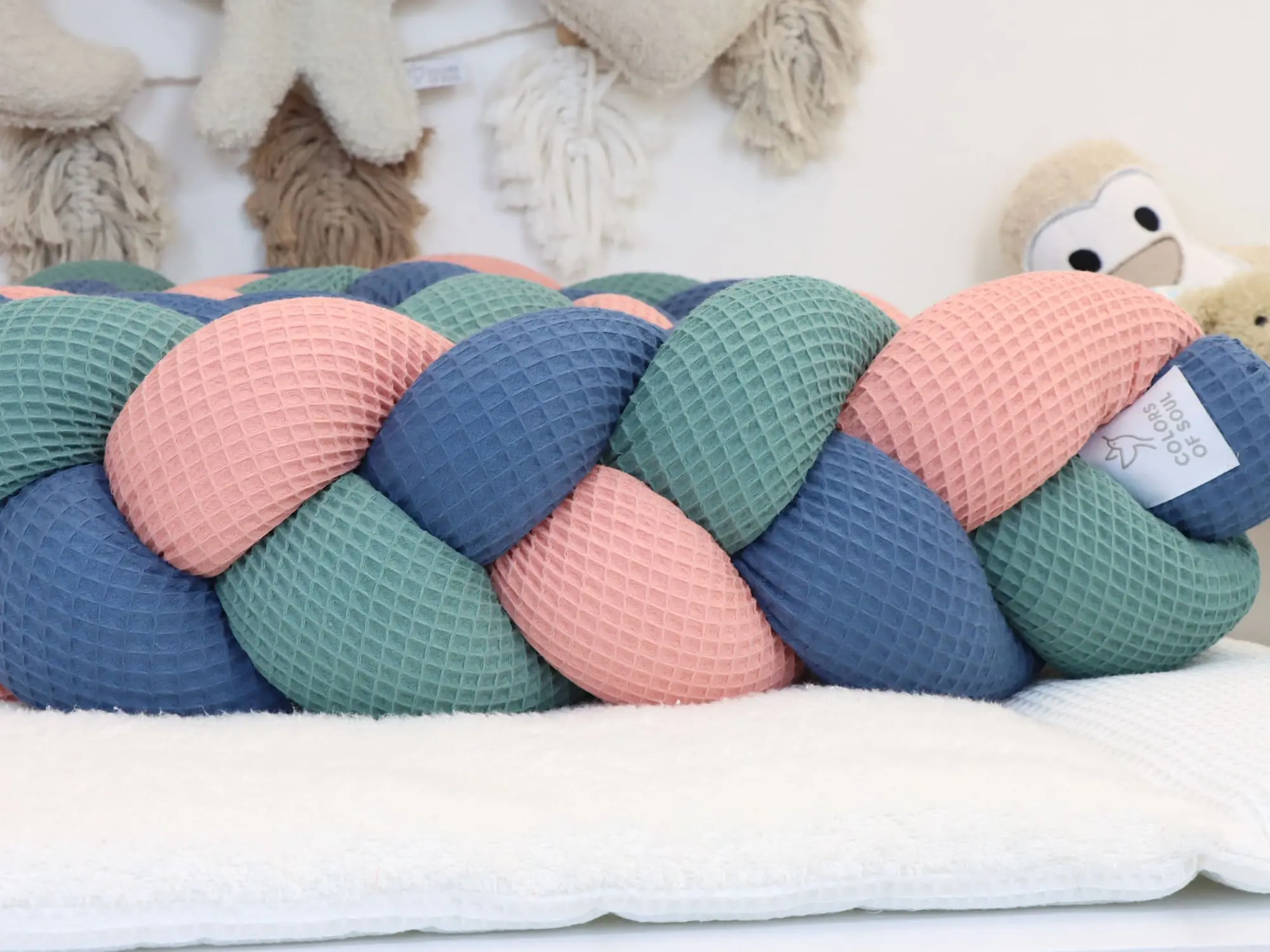 Waffelpique Bettschlange in Blush Altgrün und Jeansblau als moderne Bettumrandung