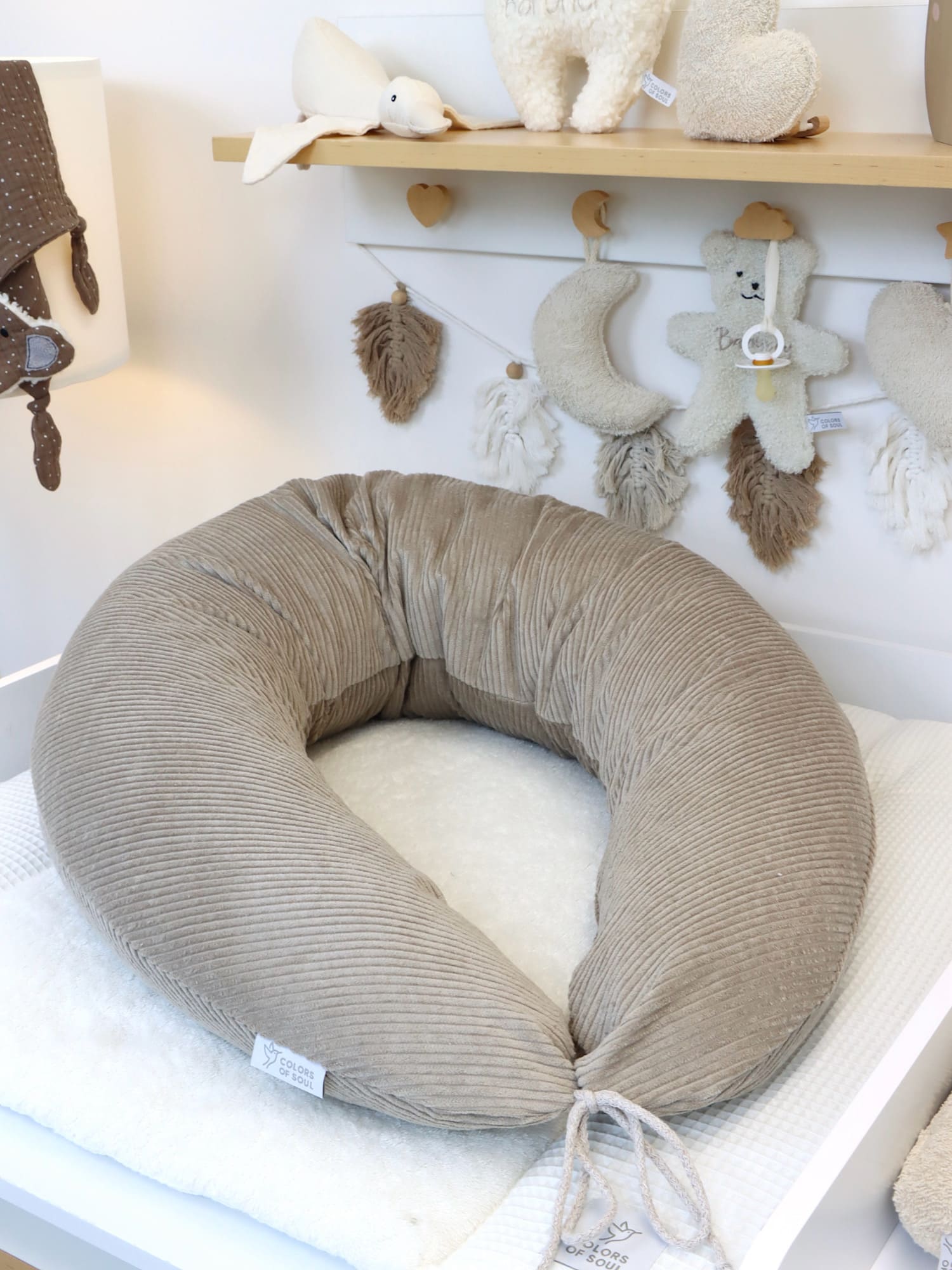 Stillkissen XXL Beige auf Wickeltisch – ergonomisches Schwangerschaftskissen als Seitenschläferkissen