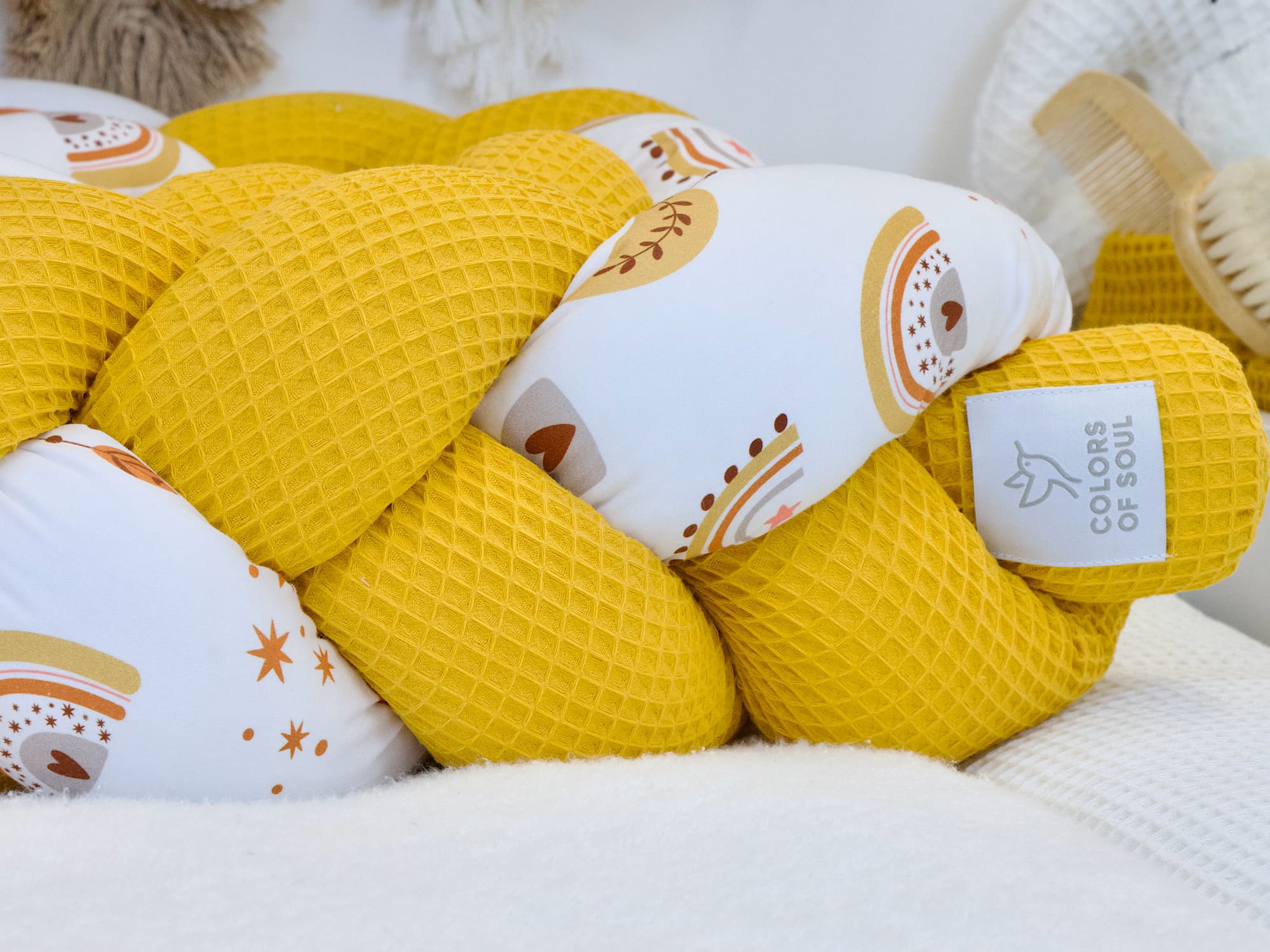 Handgefertigte Bettschlange im Boho-Stil mit Waffelpique Gelb & Regenbogenmotiv