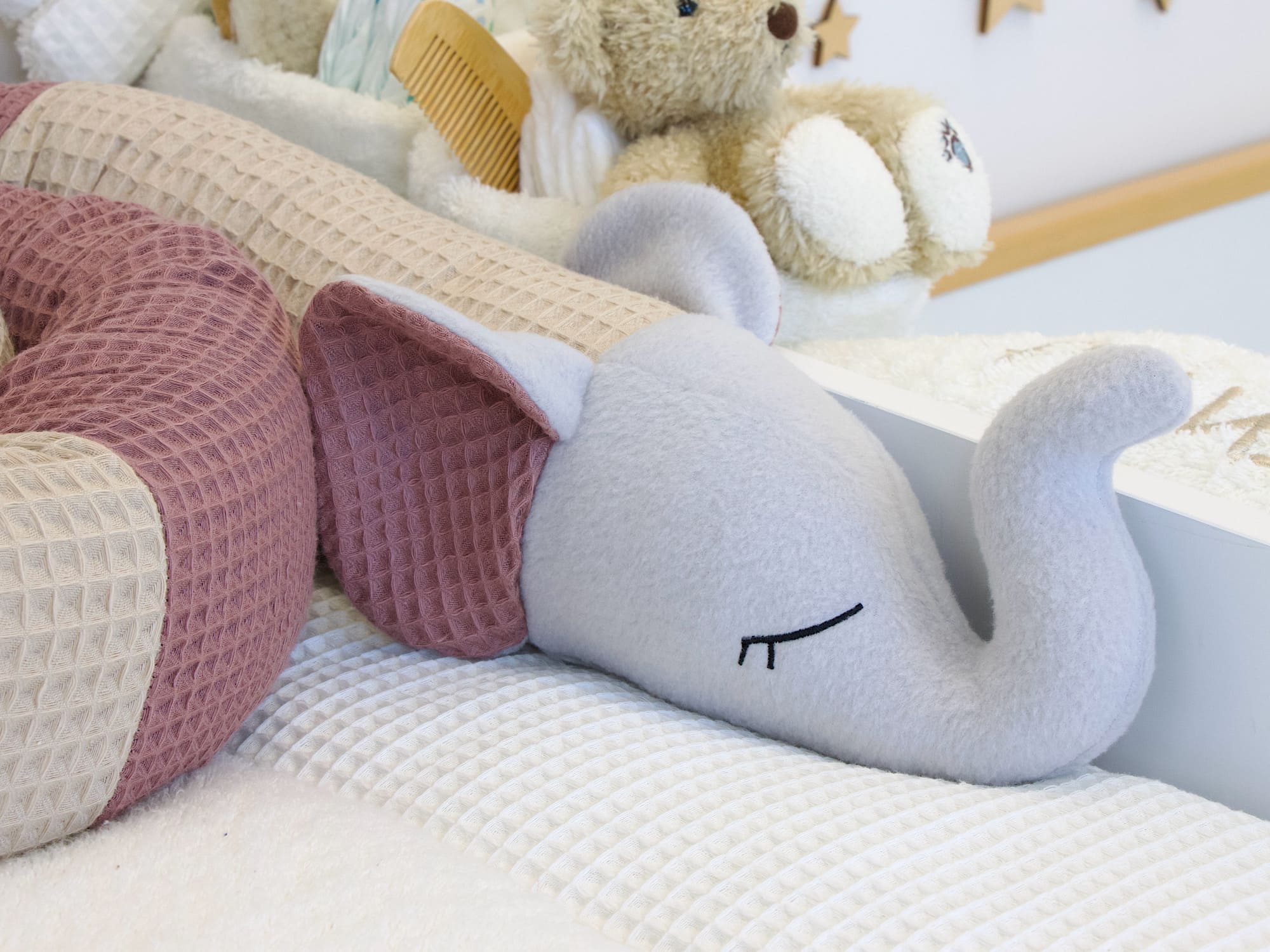 Bettschlange Elefant mit Elefantenkopf aus Waffelpique in Beige, Altmalve und Altgrün