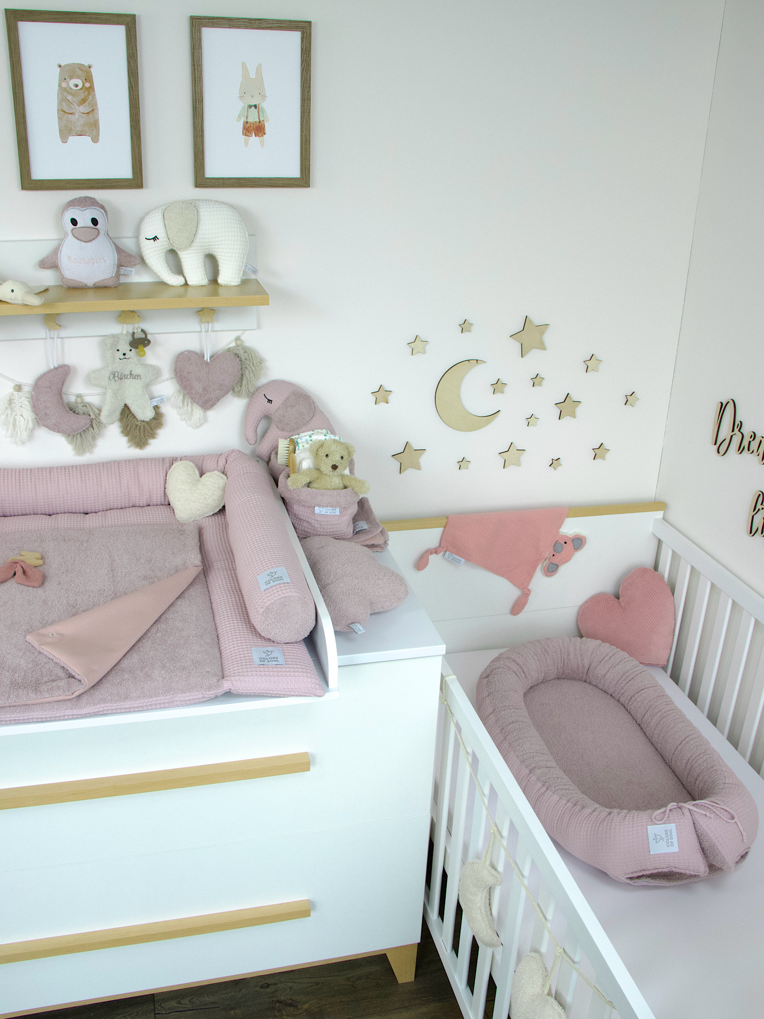 Komplett-Set für Babys: Wickelauflage und Bettschlange Altrosa im harmonischen Design