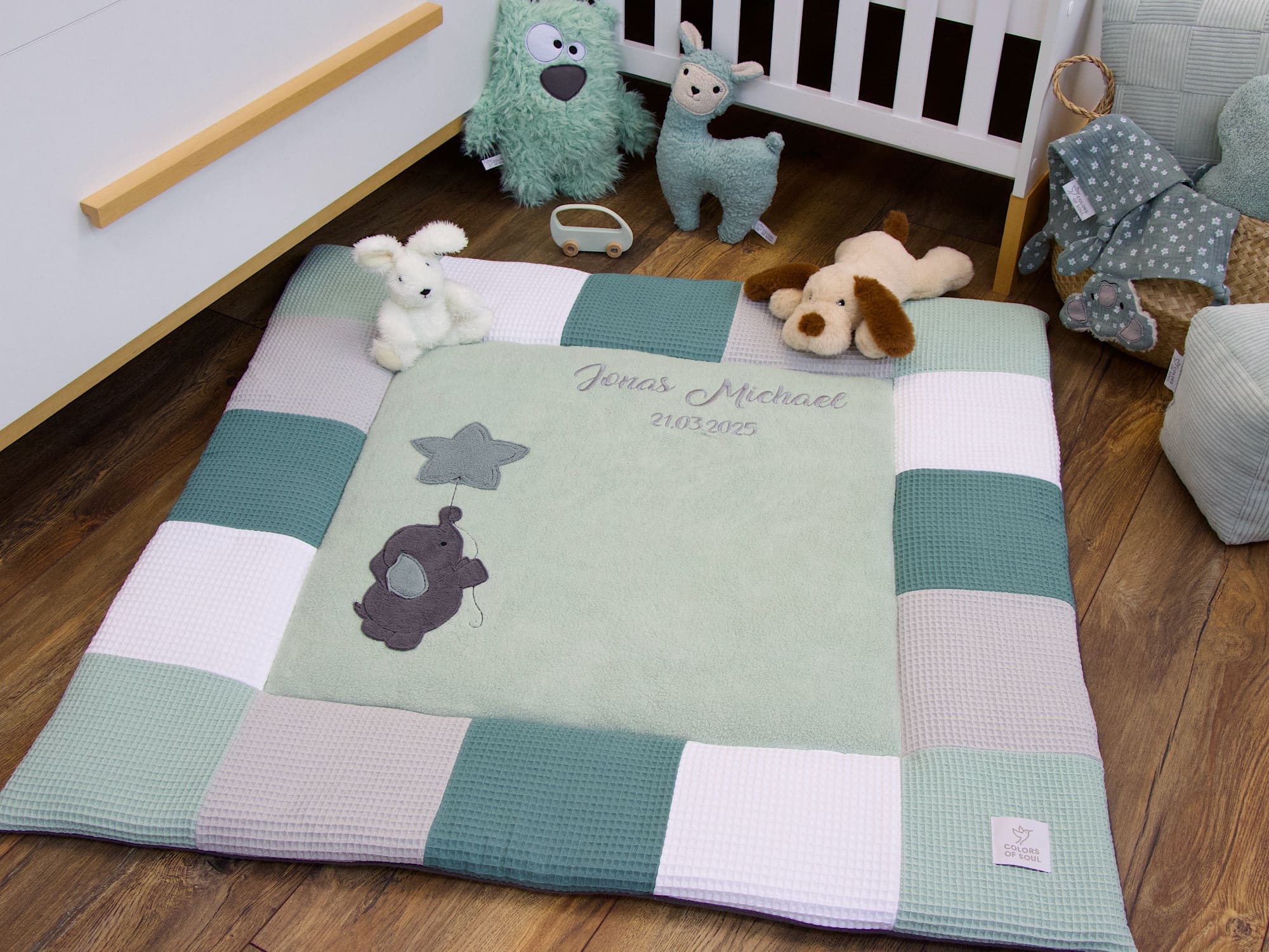 Handgemachte Baby Krabbeldecke in Hellmint mit Elefant und Stern