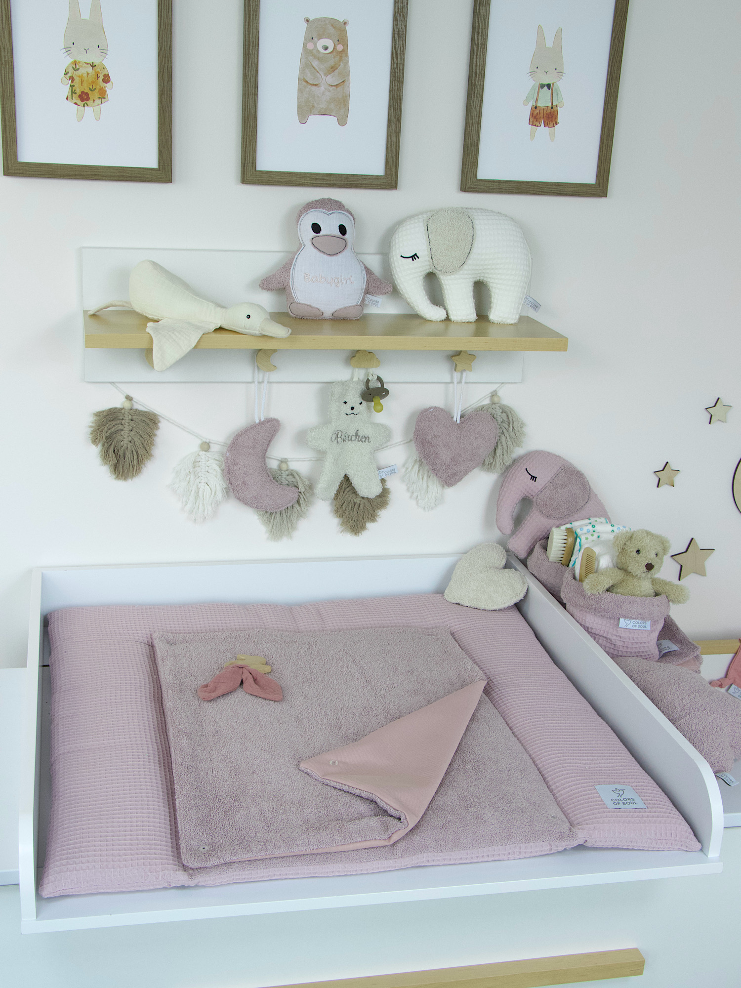 Modernes Babyzimmer in Altrosa mit Bettschlange und Wickelauflage als Set