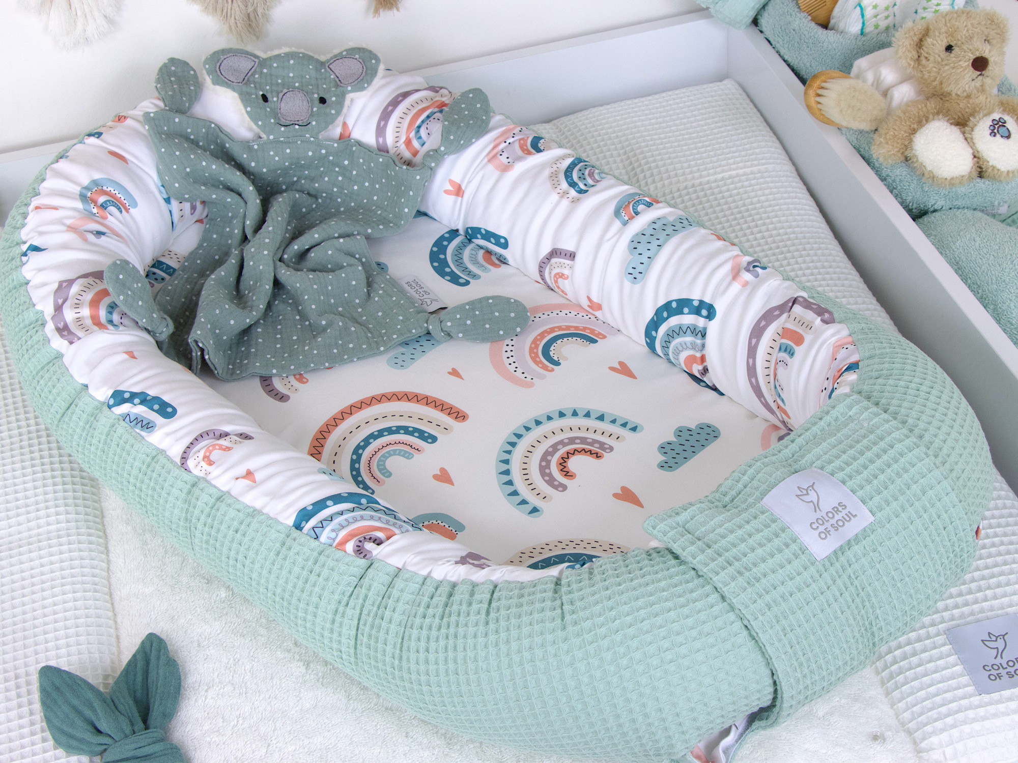 Babynest - pastell Regenbogen und Herzen / Waffelpique pastellmint