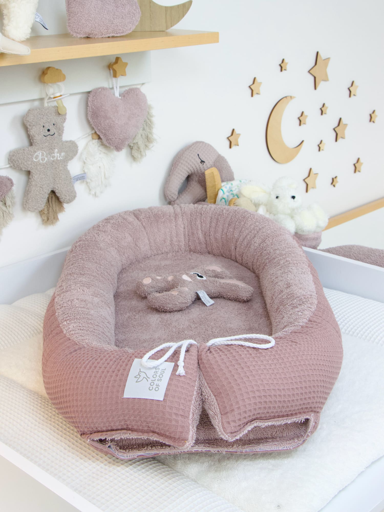 Edles Babynest in Altmalve – liebevoll gefertigt aus Baumwolle mit flauschigem Frottee und strukturierter Waffelpique-Umrandung