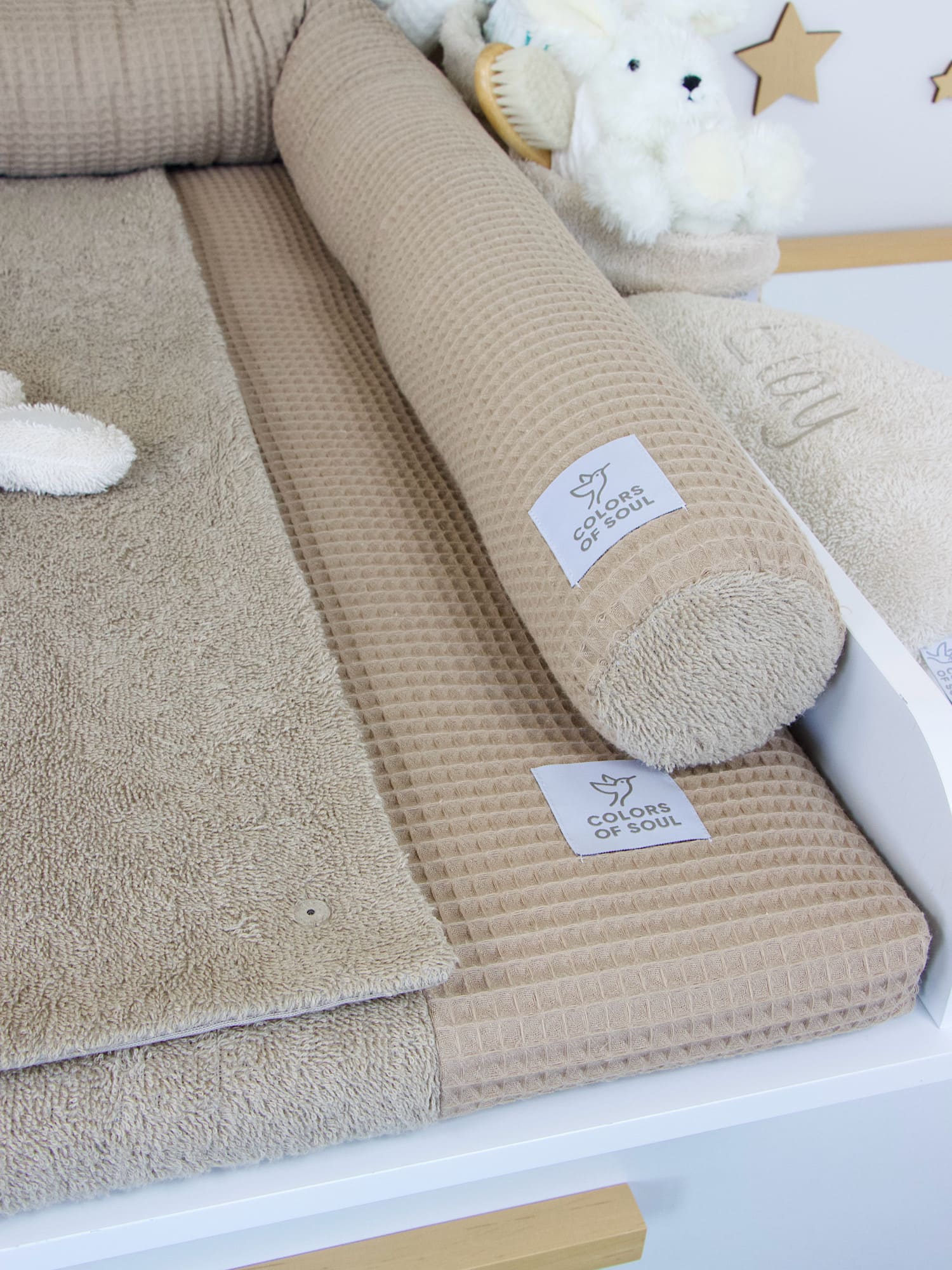 Wickelauflage mit Inlett aus Frottee Dunkelbeige – natürliche Wärme und Geborgenheit für Babys Wickeltisch.