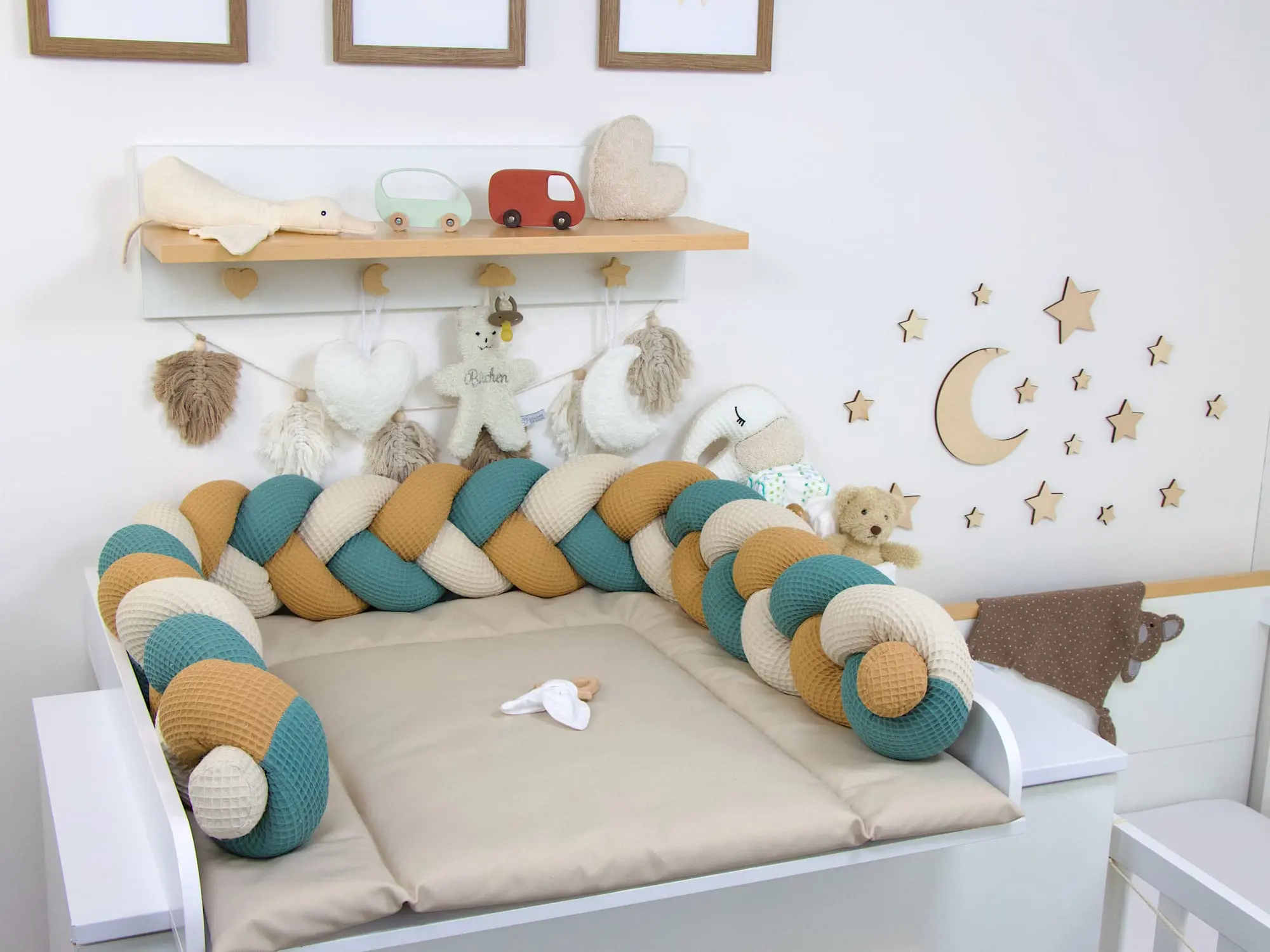Geflochtene Bettschlange Altgrün Karamell Light Sand im Babybett mit Boho Dekoration