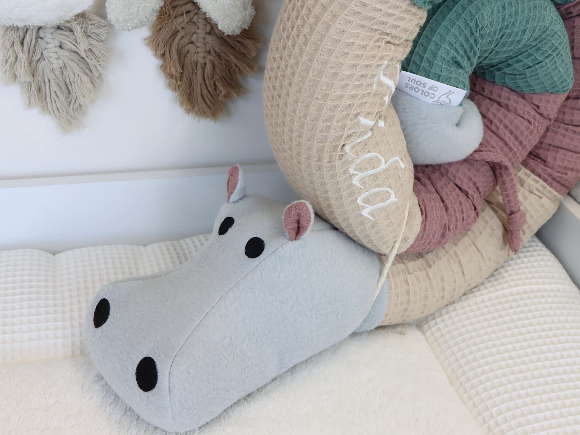 Nilpferd Bettschlange mit personalisierter Stickerei – aus Waffelpique in Beige, Alter Malve & Altgrün – handmade von Colors of Soul