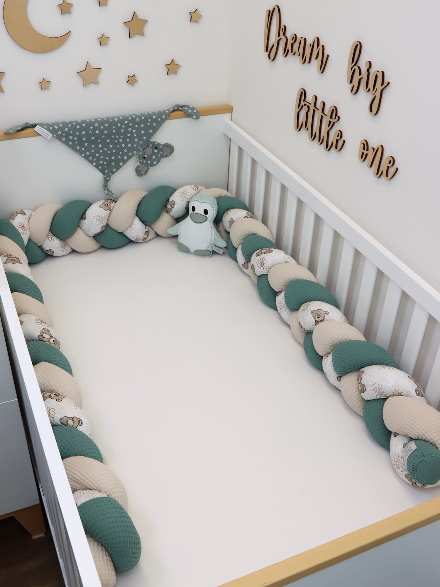 Geflochtene Bettschlange im Babybett, kombiniert aus Waffelpique Altgrün und Natur mit Bärchenstoff.
