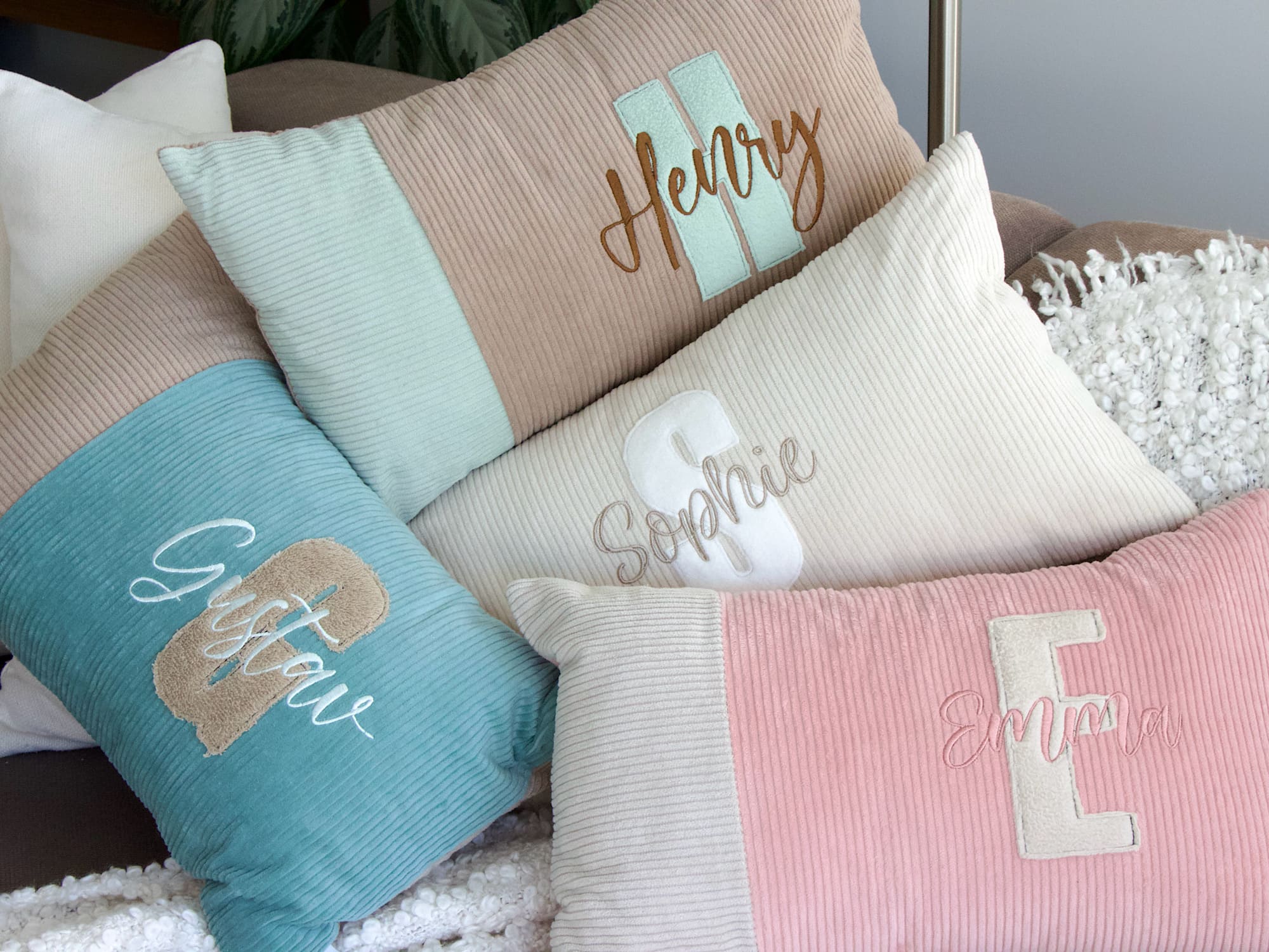 Cord Dekokissen personalisiert in Mint, Beige und Altrosa – Kissen mit Buchstabe und Namensstickerei