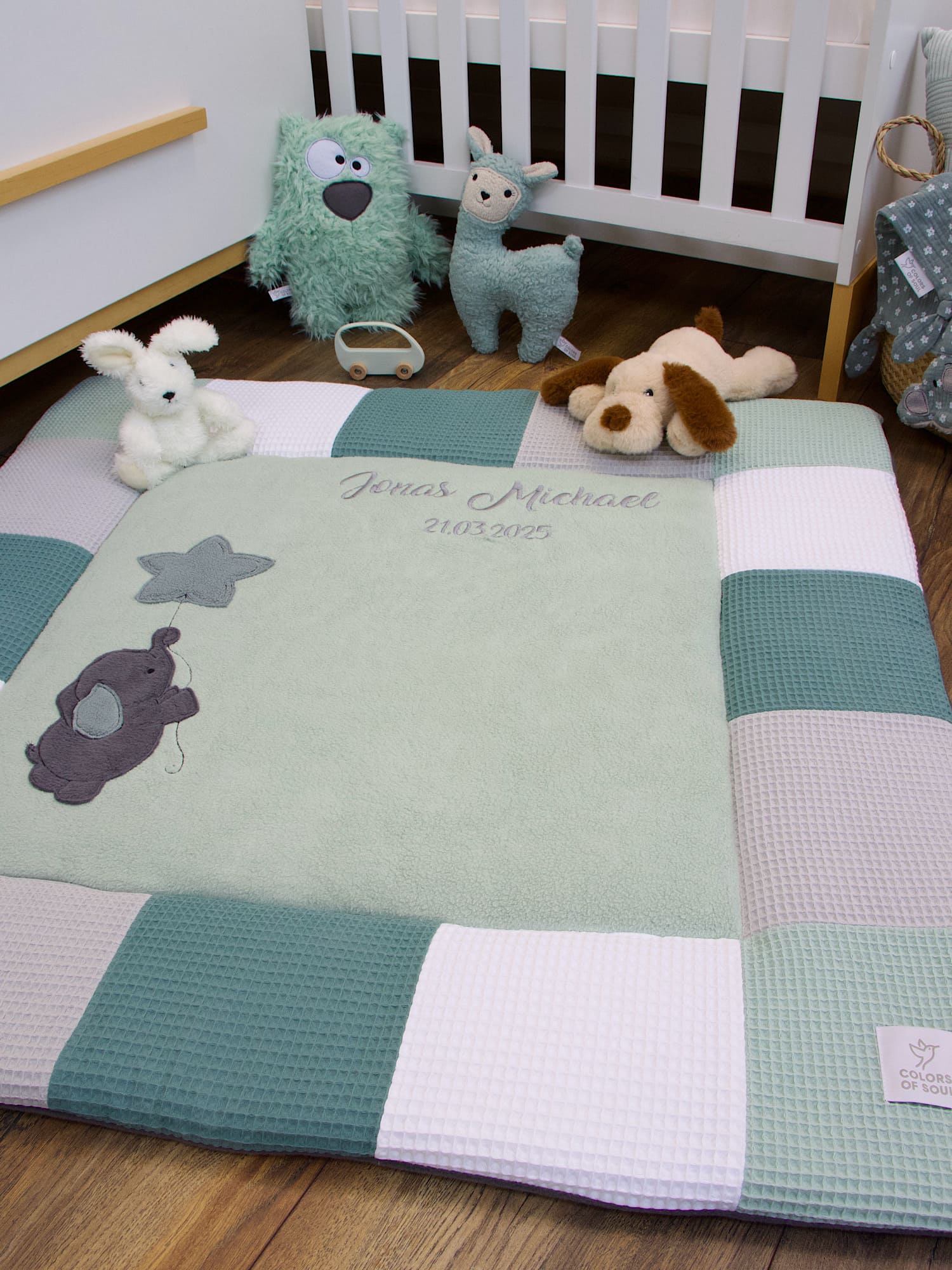 Personalisierte Krabbeldecke für Babys mit weicher Liegefläche aus Baumwollfleece in Hellmint
