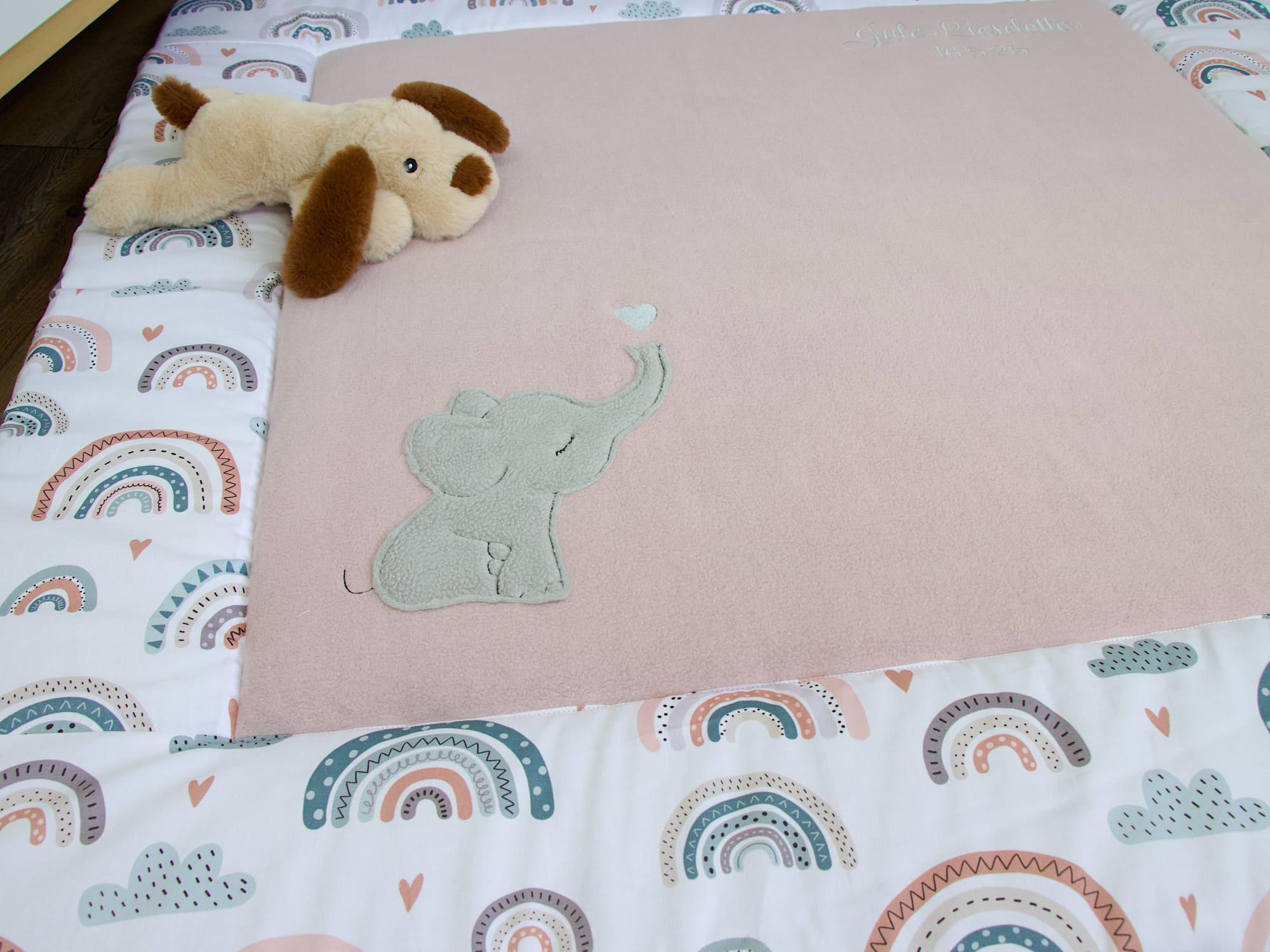 Personalisierte Krabbeldecke - pastell Regenbogen und Herzen / Baumwollfleece altrosa