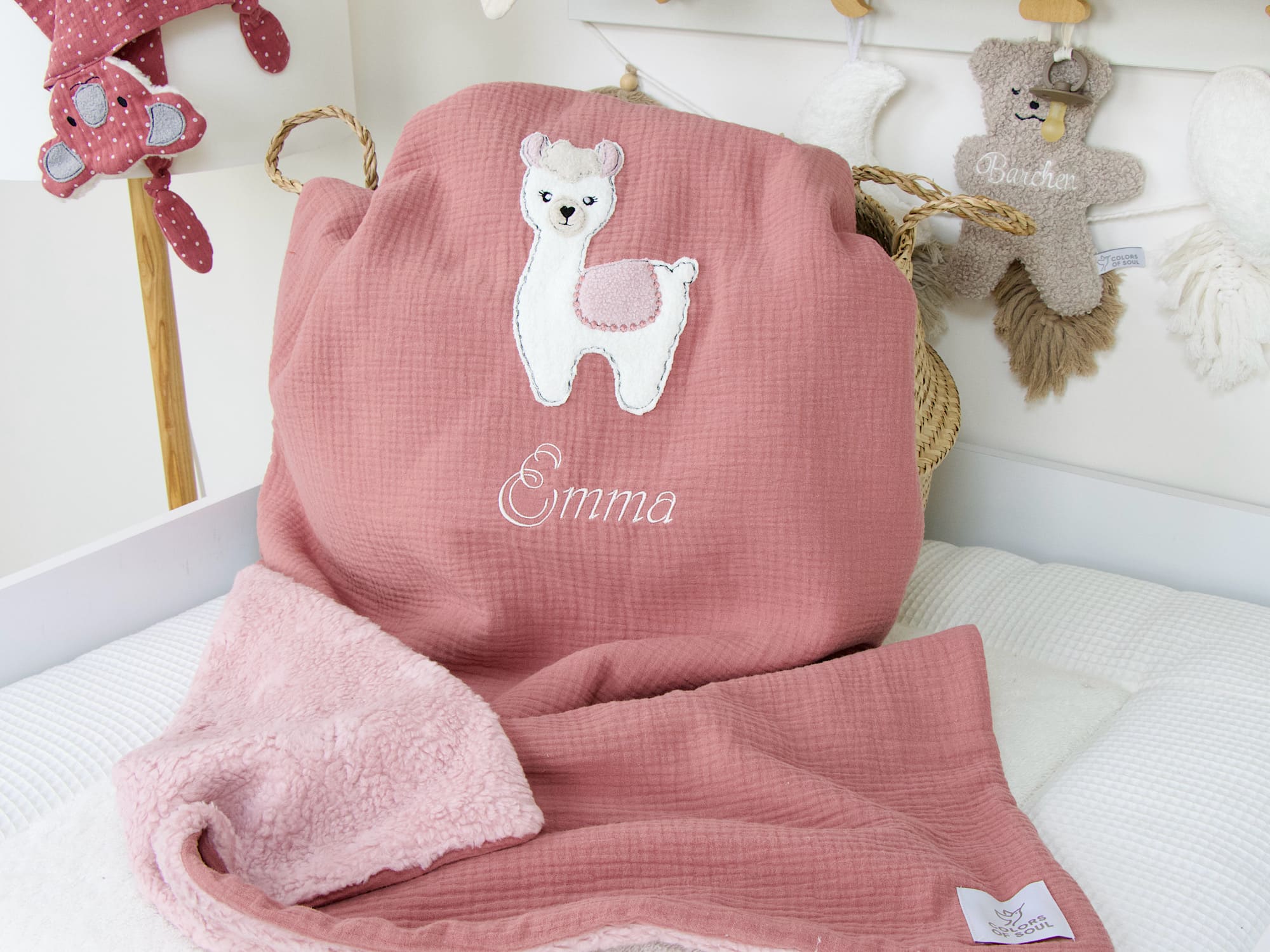 Personalisierte Babydecke dusty Altrosa mit Lama-Applikation und Namenstickerei – handgemachte Kuscheldecke aus Musselin und Teddyplüsch.
