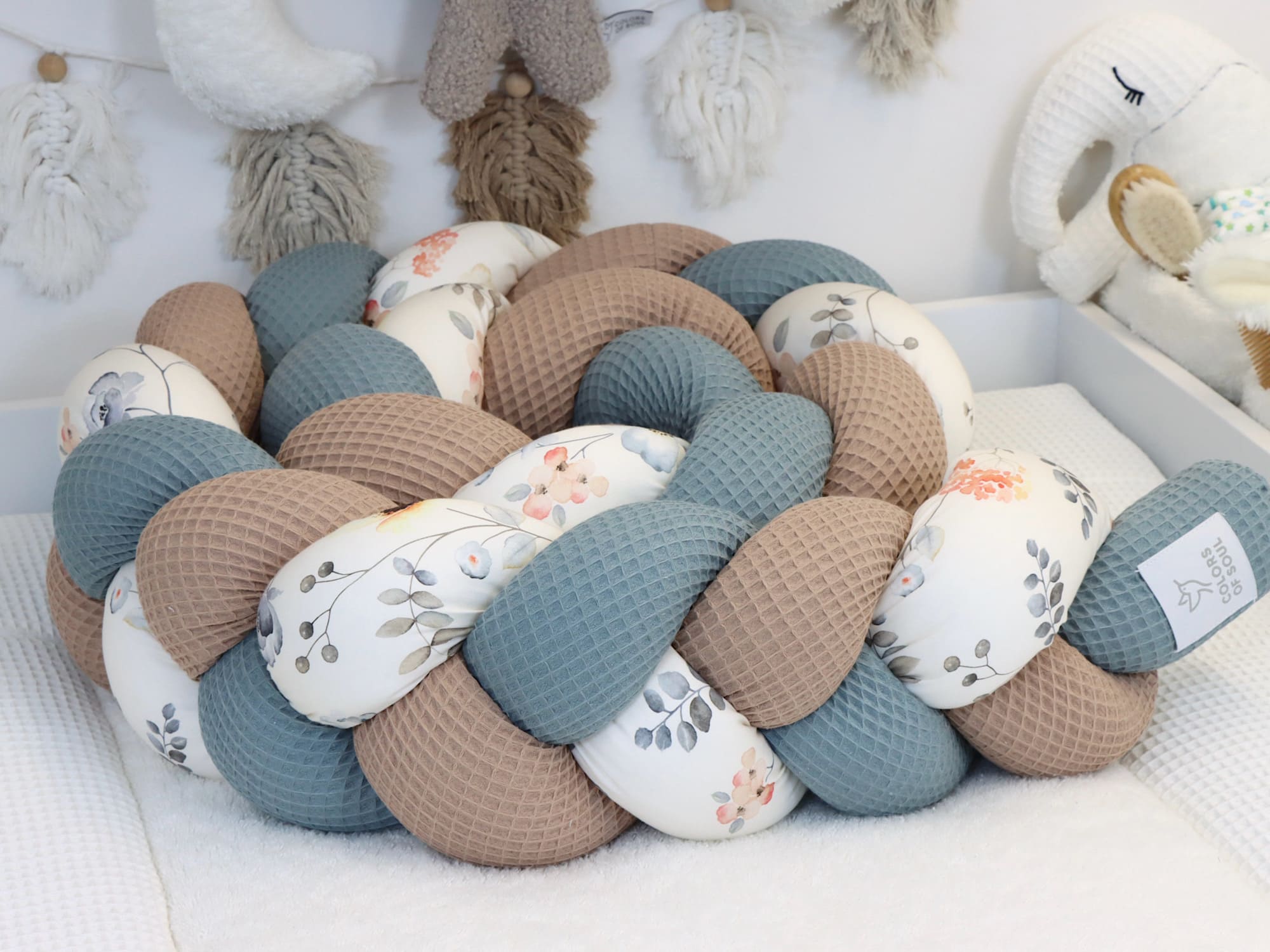 Geflochtene Bettschlange aus Waffelpique Camel & Dusty Altmint mit Baumwollsatin Frühlingswiese Aquarell – handgefertigt und weich für das Babybett