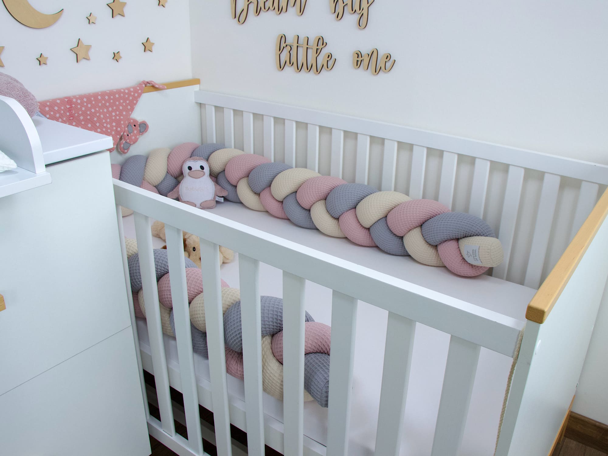 Geflochtene Bettschlange für das Kinderzimmer – Waffelpique natur, grau, altrosa