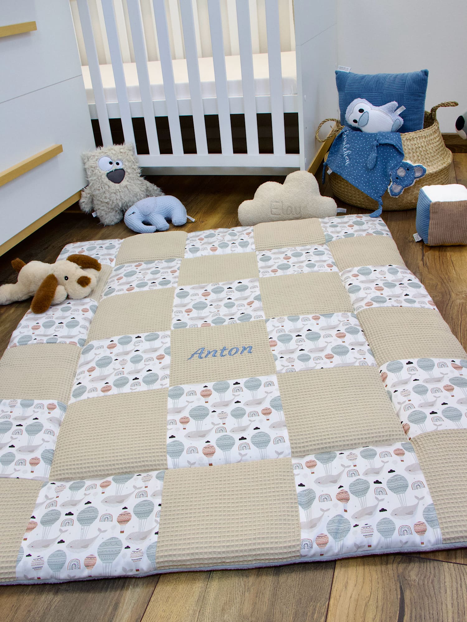 Personalisierte Baby Krabbeldecke in Beige mit Patchwork-Muster und sanften Naturfarben