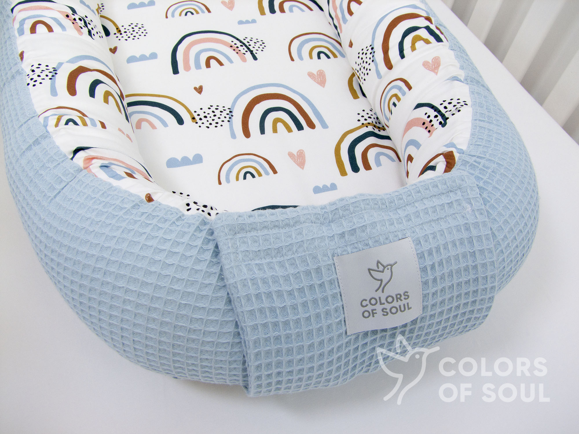 Babynestchen Regenbogen und Herzen / Waffelpique hellblau