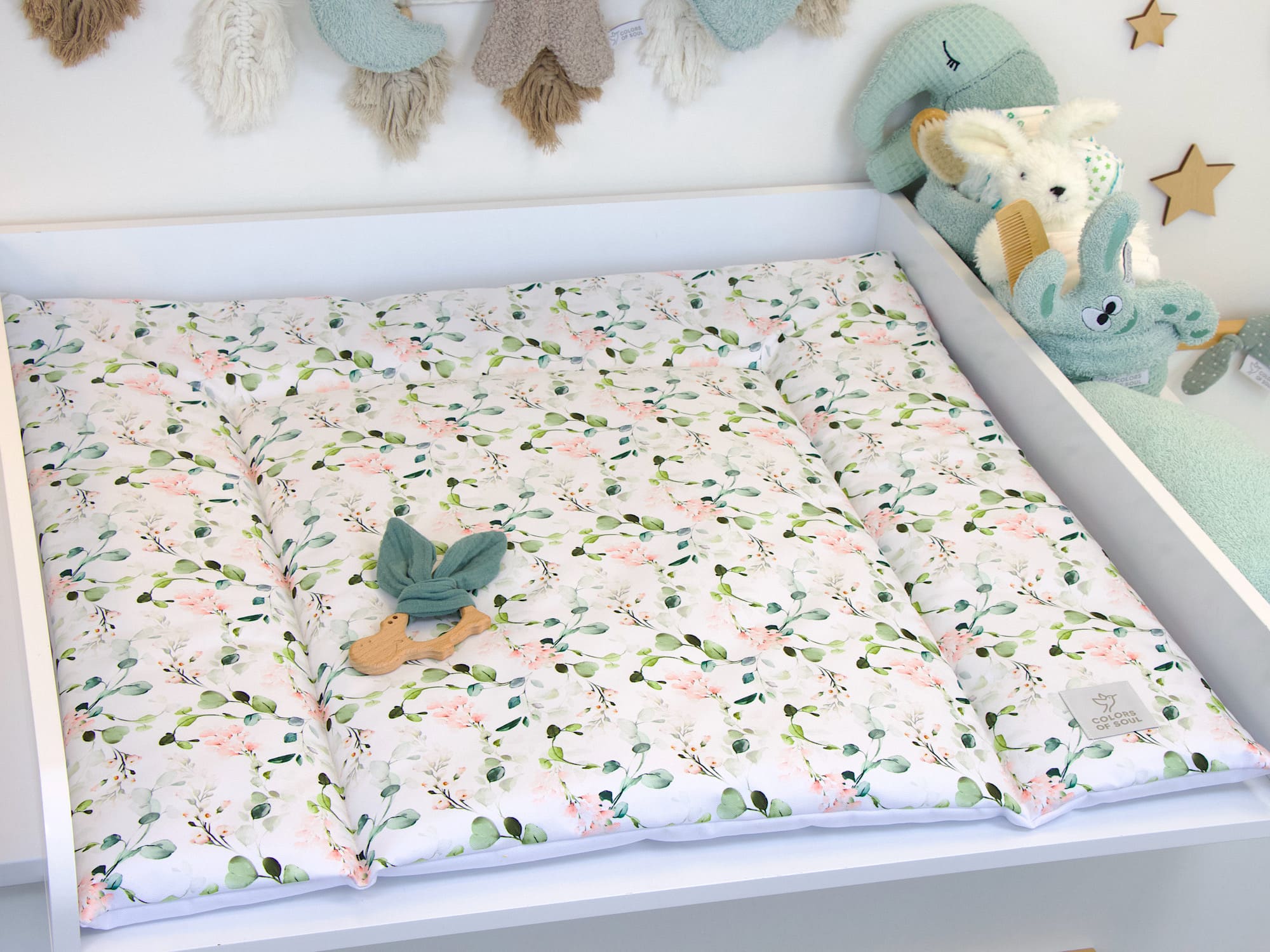Handgefertigte Wickelauflage mit floralen Motiven – hygienisch & wasserabweisend