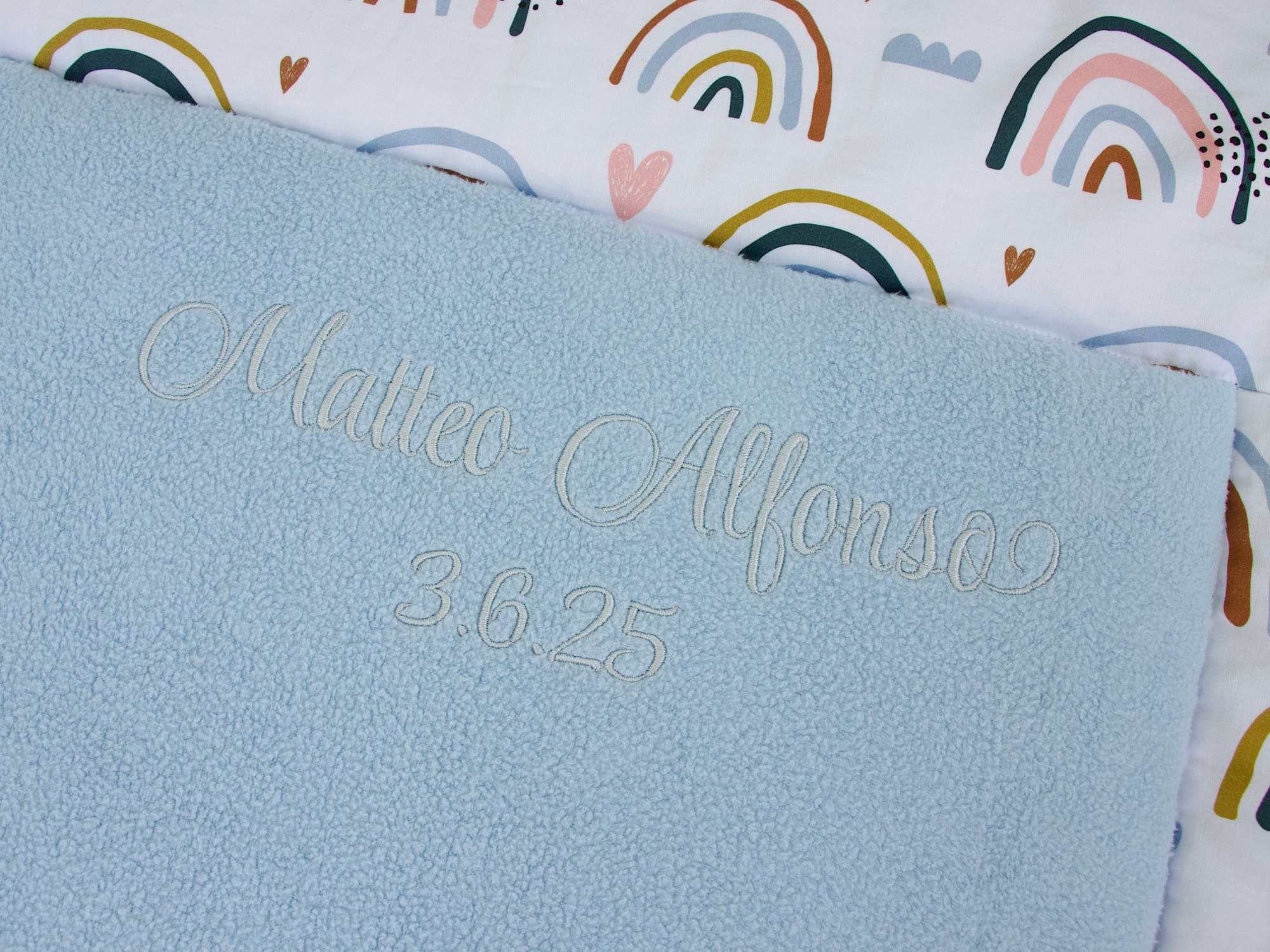 Krabbeldecke personalisiert mit Namen - Regenbogen und Herzen / Baumwollfleece blau