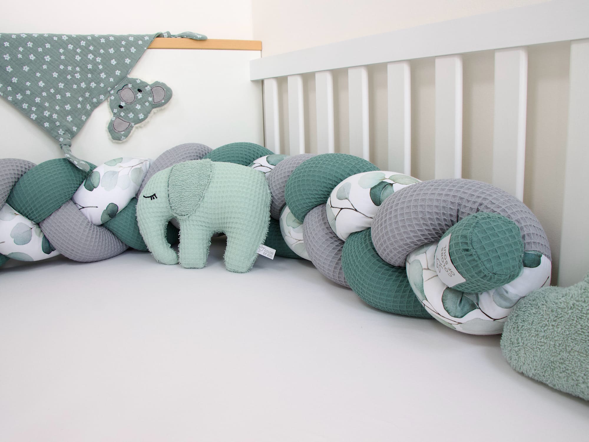 Weiche, geflochtene Bettschlange Altgrün & Grau mit Eukalyptus-Aquarell für Babybett oder Laufstall