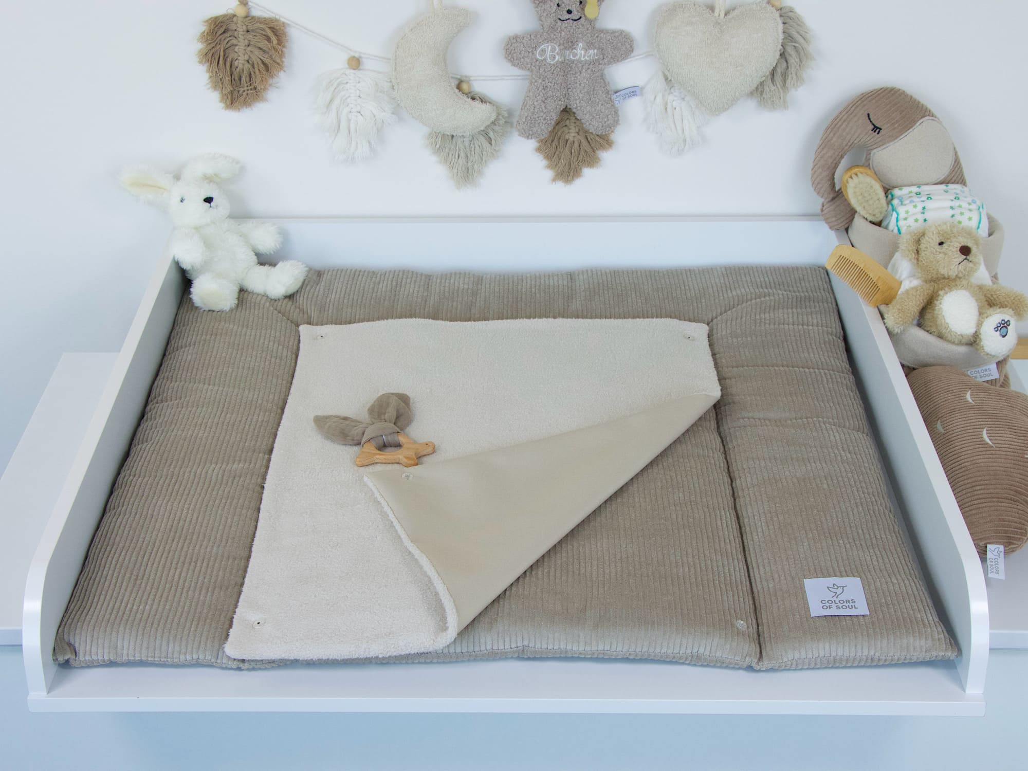 Stilvolle Wickelstation mit Cord Wickelauflage Beige und harmonischer Babyzimmer Dekoration in Naturtönen