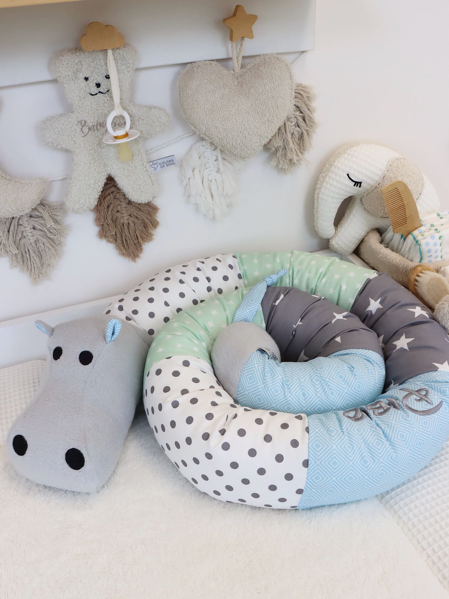 Bettschlange Nilpferd in mint, grau, weiß und blau mit Punkten und Sternen im Babykörbchen