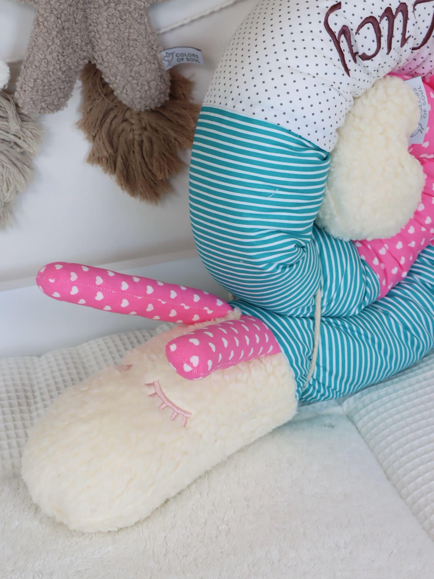Nahaufnahme der Bettschnecke Türkis und Pink – Schlafaugen, Streifenstoff & Herzchenmuster