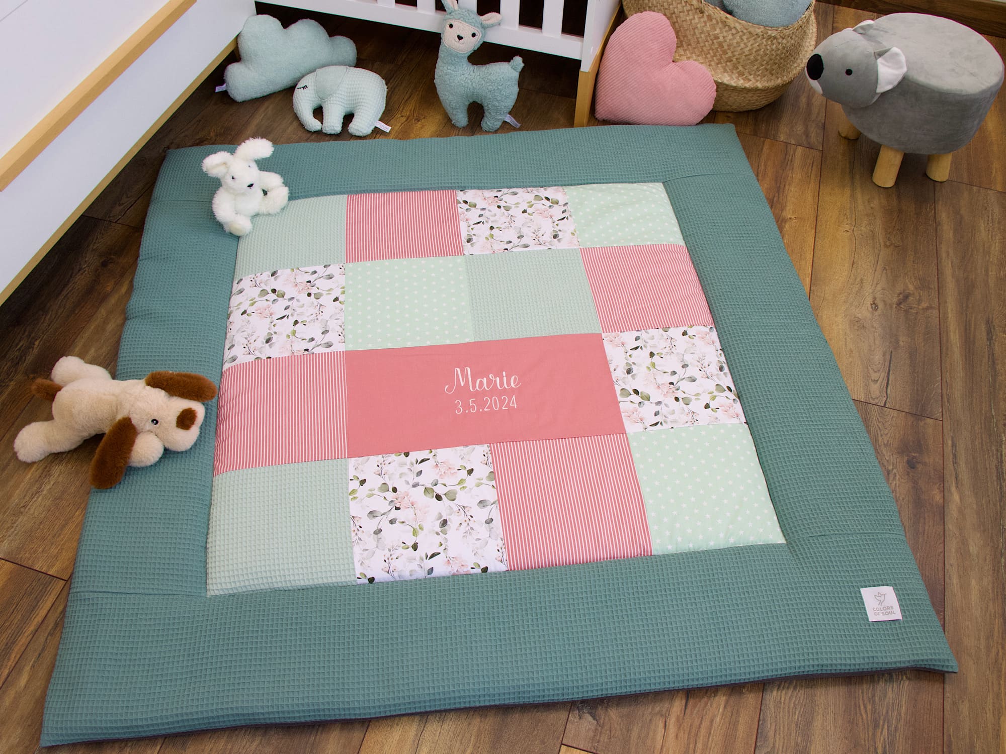 Patchwork Krabbeldecke - Gartenblumen rosa / Waffelpique altgrün / blush (mit Rand)