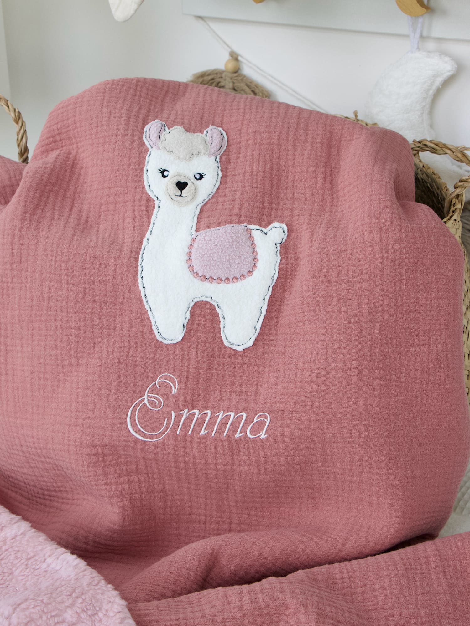 Handgemachte Babydecke Lama aus Musselin dusty Altrosa und Teddyplüsch altrosa – personalisiert mit Namen, Öko-Tex zertifiziert.