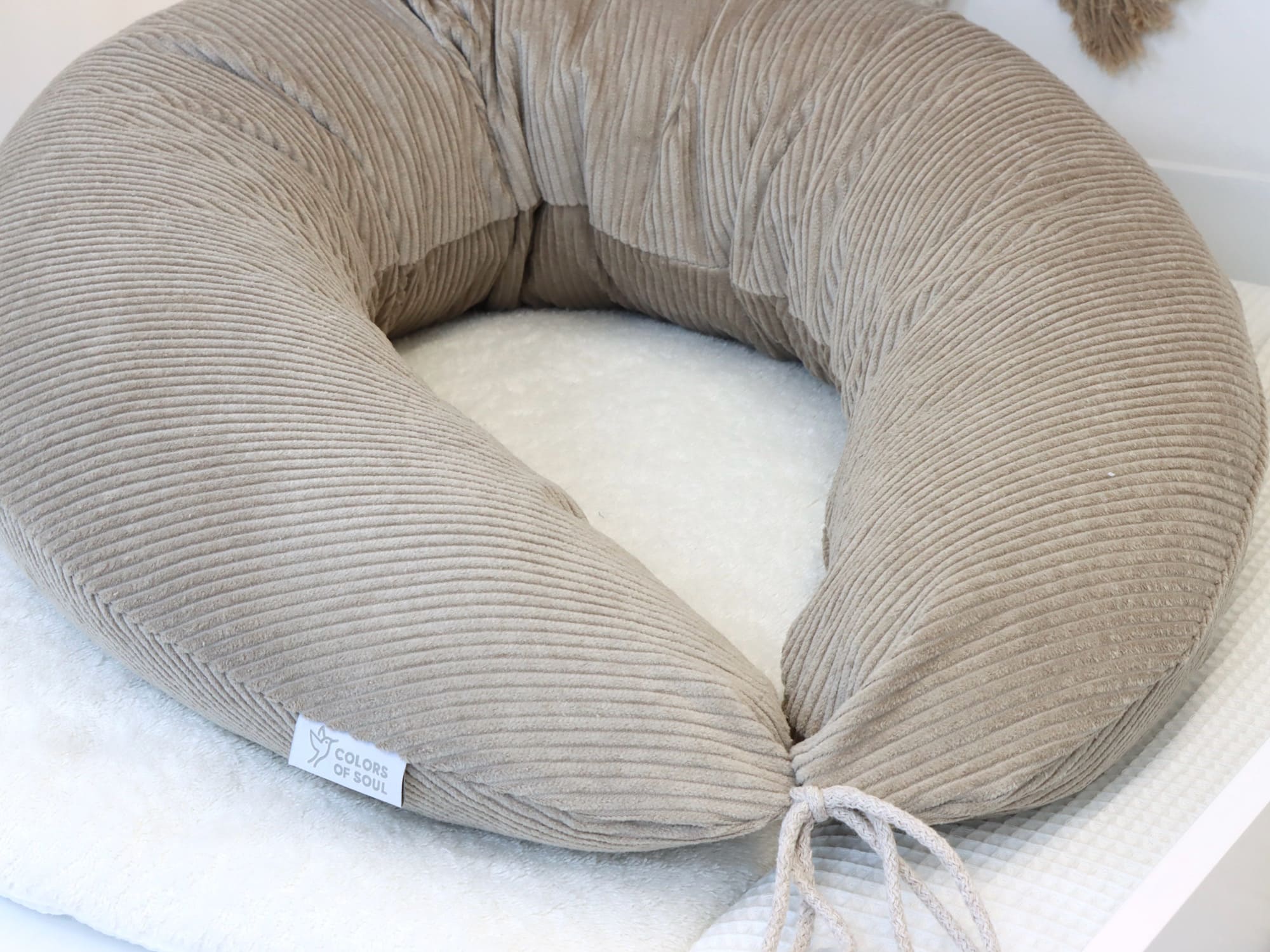 Beiges Cord Stillkissen XXL im Babyzimmer dekoriert – ergonomisches Schwangerschaftskissen