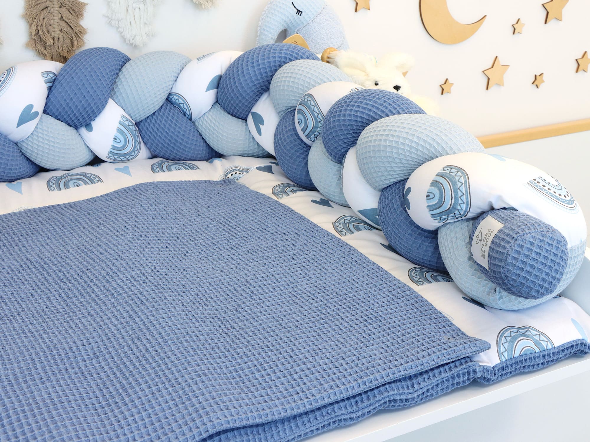 Wickelauflage, geflochtene Umrandung, Babynest - Regenbogen und Herzen blau / Waffelpique blau
