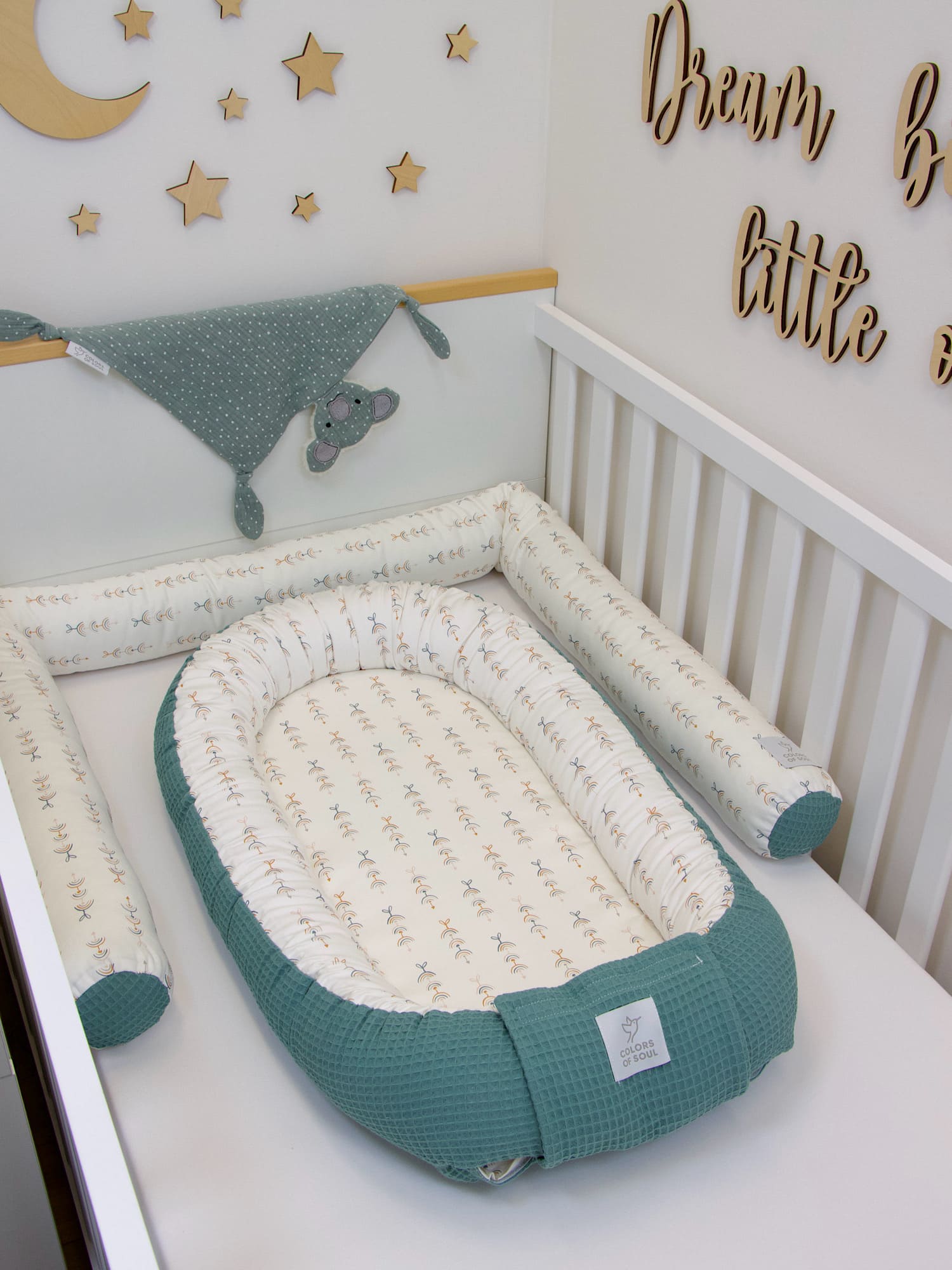 3-er SET - Wickelauflage mit Inlett, Babynest, Bettrolle - Mobile Regenbogen / Waffelpique altgrün