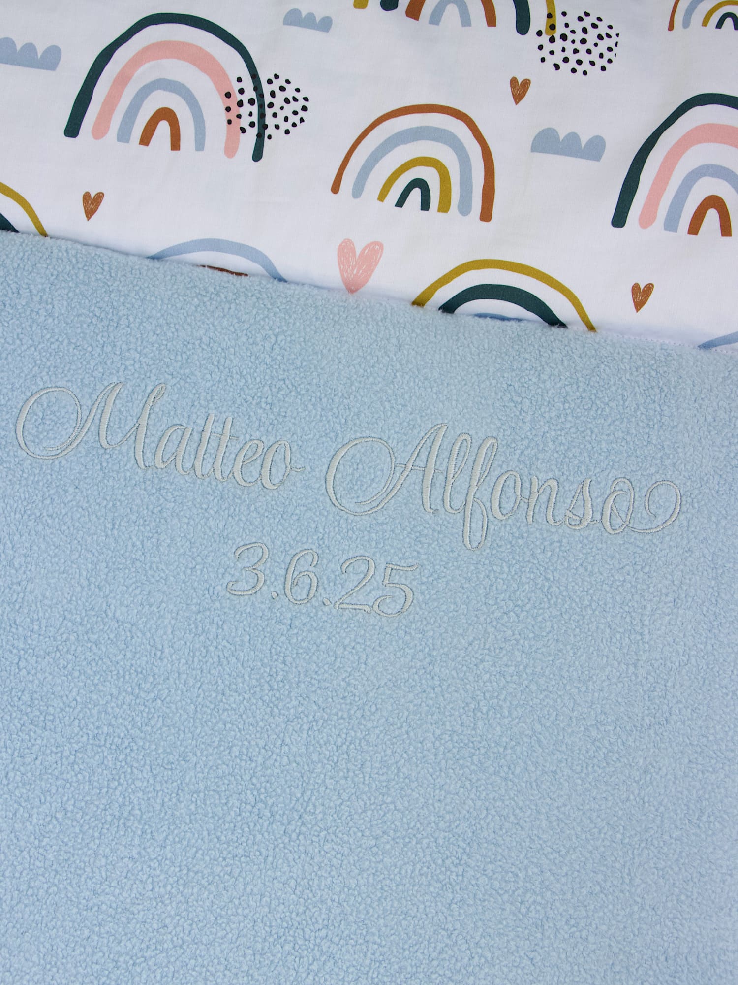 Krabbeldecke personalisiert mit Namen - Regenbogen und Herzen / Baumwollfleece blau