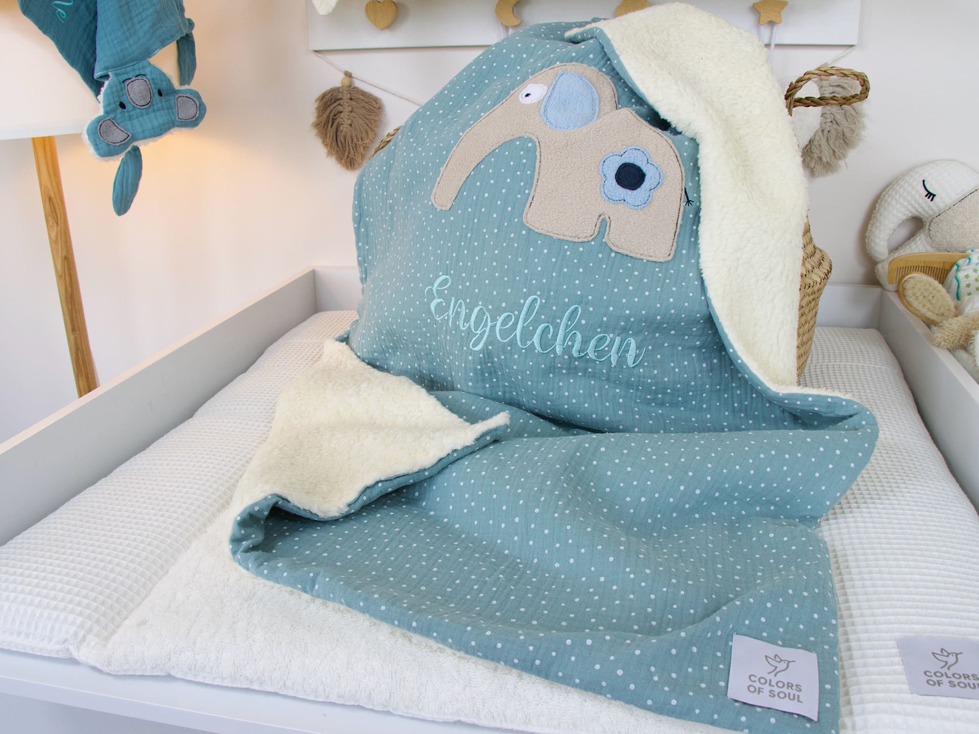 Personalisiert Elefant mit Blume – Musselin mit weißen Punkten aqua / Teddyplüsch creme – handgemachte Babydecke