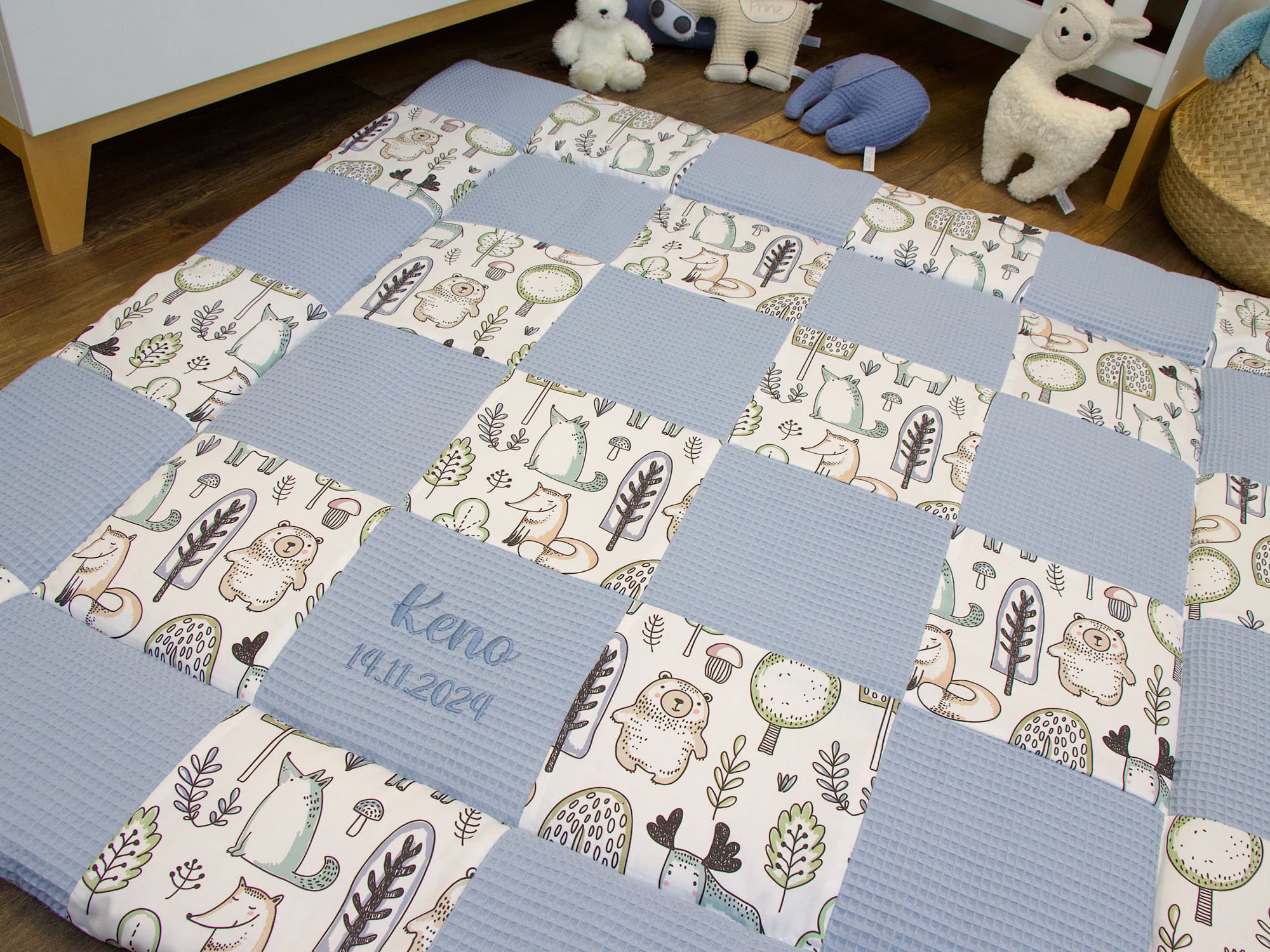 Detailaufnahme der Patchwork Krabbeldecke Waldfreunde in Hellblau mit Namensstickerei