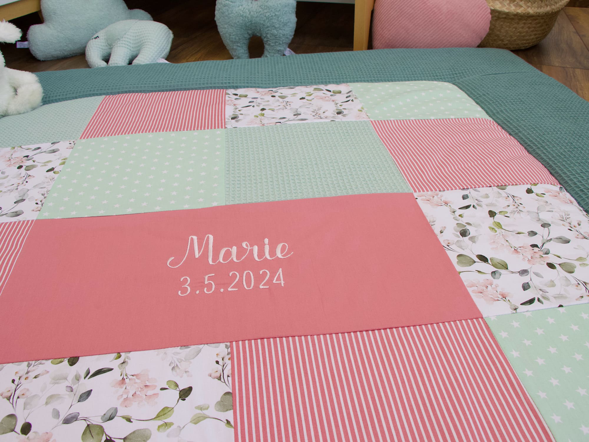 Patchwork Krabbeldecke - Gartenblumen rosa / Waffelpique altgrün / blush (mit Rand)