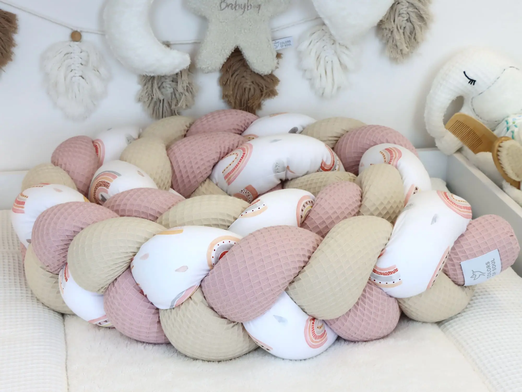 Geflochtene Bettschlange Regenbogen Aquarell in Altrosa und Light Sand im Babybett