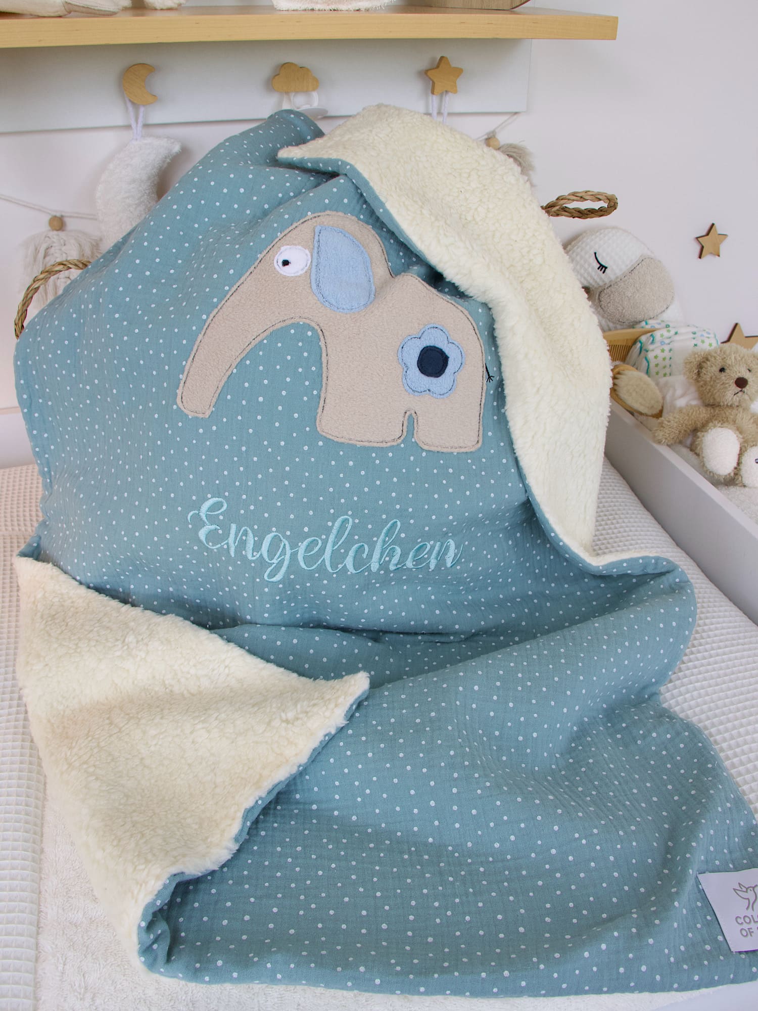 Babydecke personalisiert Elefant mit Blume – Musselin mit weißen Punkten aqua / Teddyplüsch creme für das Babyzimmer