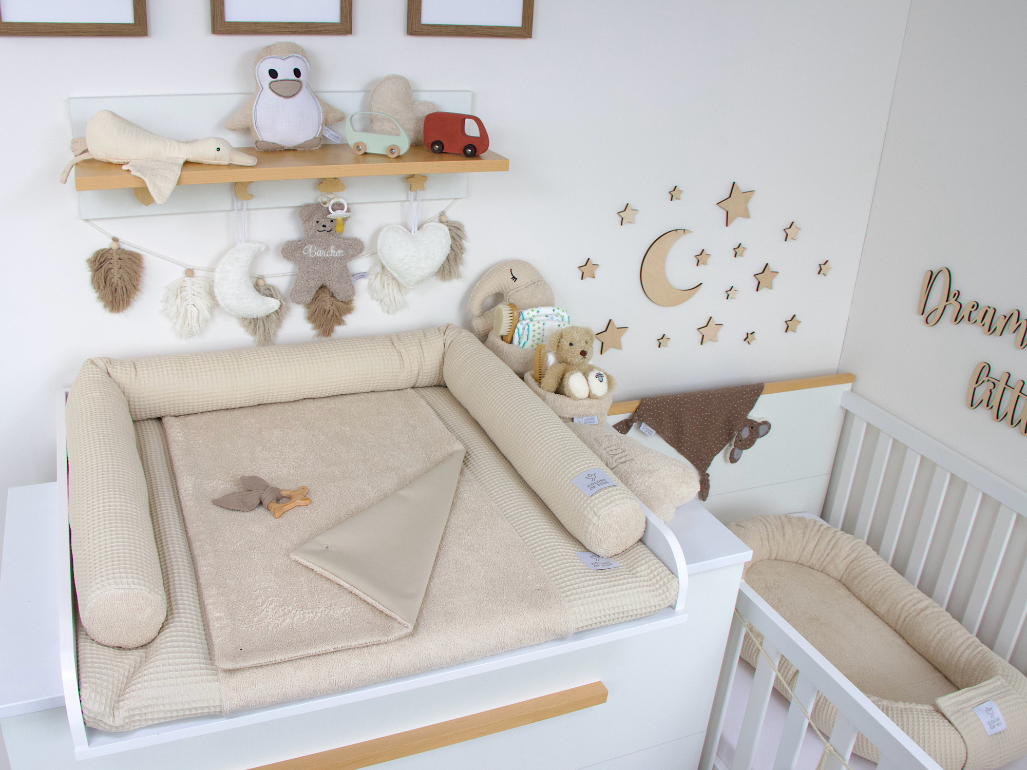 Wickelunterlage Set mit Wickelauflage und Bettschlange in Light Sand – gemütliche und sichere Wickelumgebung im Babyzimmer.