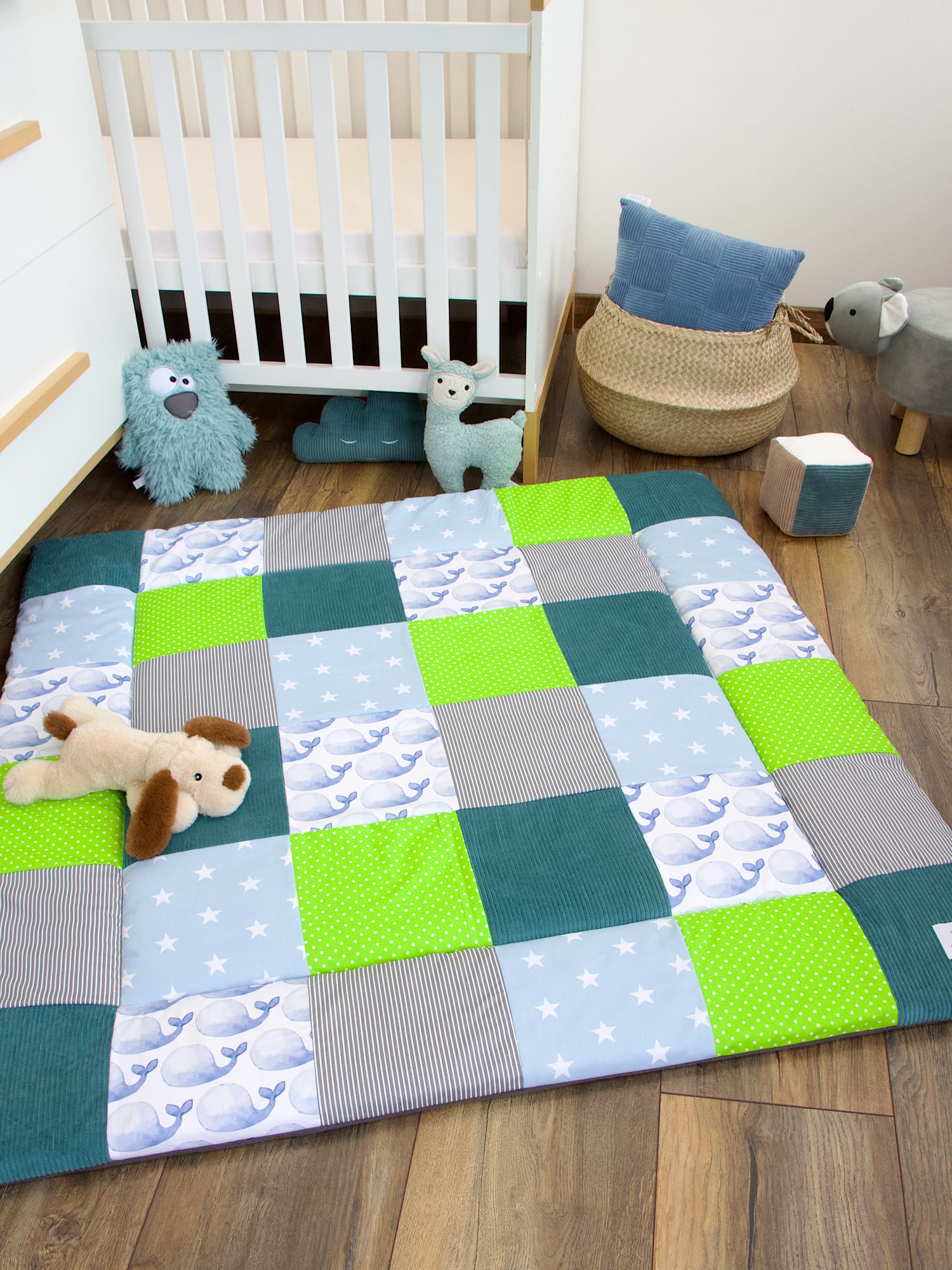 Personalisierte Krabbeldecke Baby - blaue Wale Aquarell / Kord petrol / hellblau
