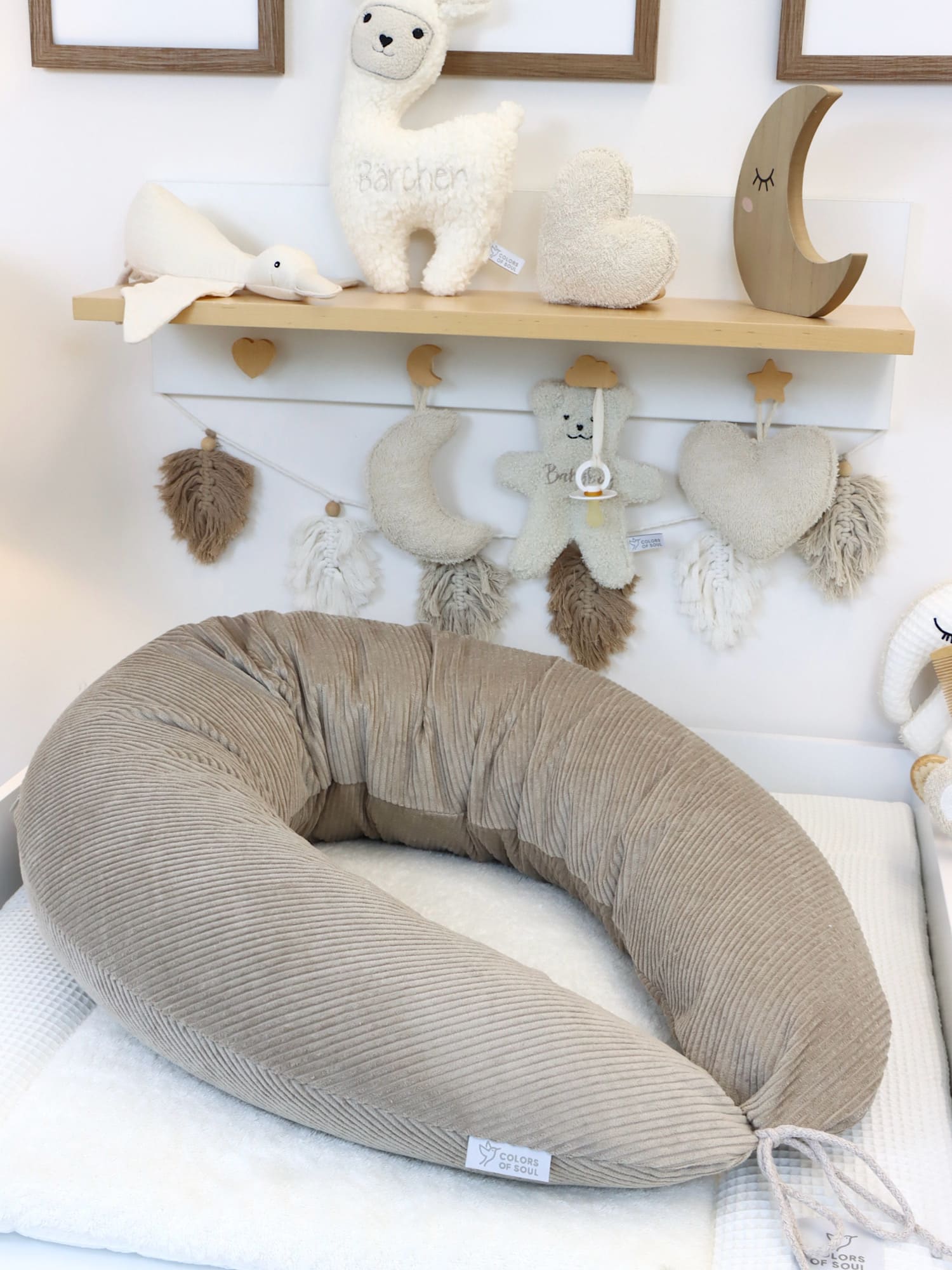 Beiges Stillkissen XXL aus weichem Cord auf Wickeltisch – ergonomisches Stillkissen für Mutter und Baby