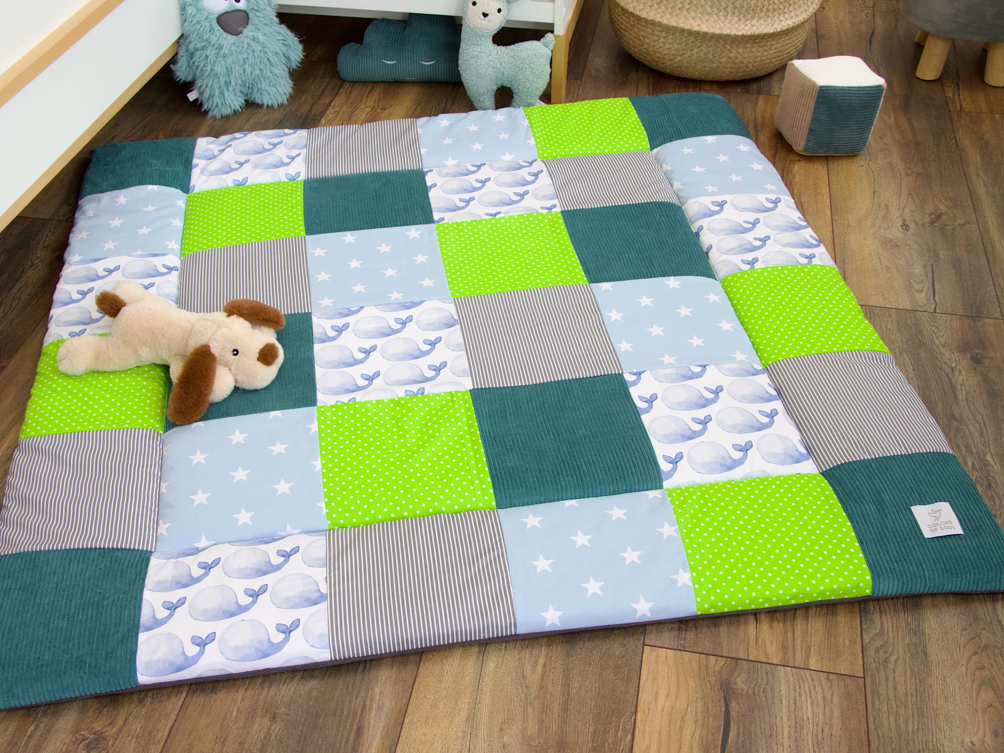 Personalisierte Krabbeldecke Baby - blaue Wale Aquarell / Kord petrol / hellblau